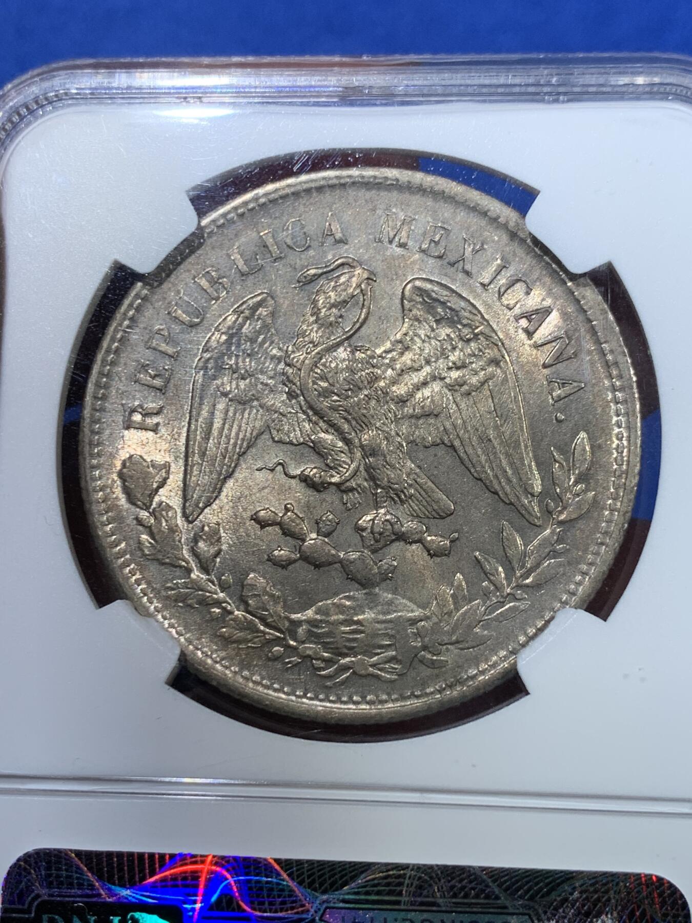 《竞宝斋》第370场 周日，周一 2场连拍 （全场包邮） NGC MS63 墨西哥 1904年ZS FZ 鹰洋1比索 银币 底板转光，双面淡金色原味包浆，状态非常不错，老盒严评（盒子表面有个浅划痕非币面）