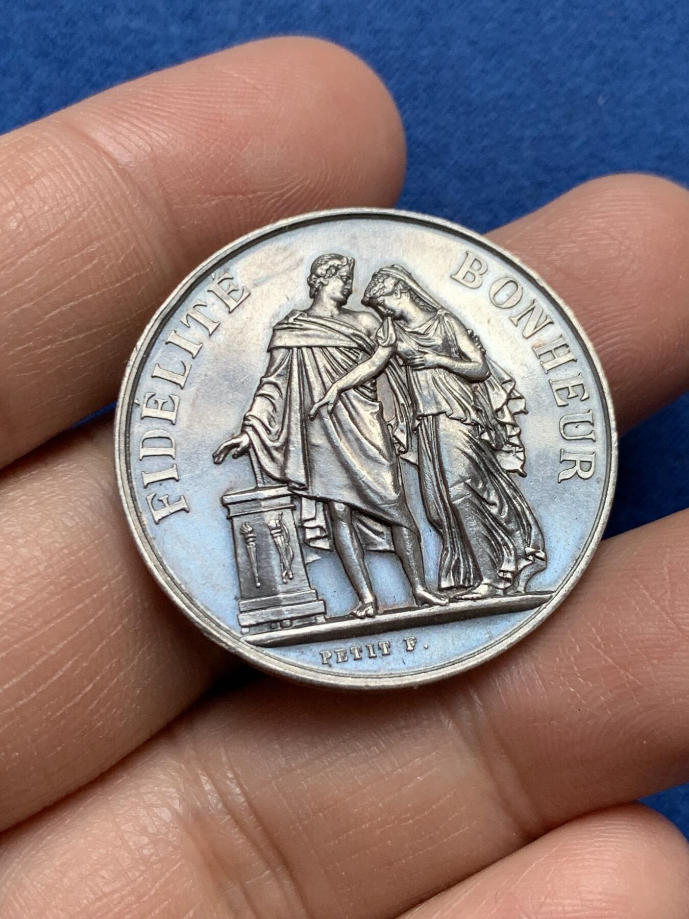 《竞宝斋》第370场 周日，周一 2场连拍 （全场包邮） 法国圆形婚姻纪念银章 直径32.2mm 克重16.7 丰饶角边铭