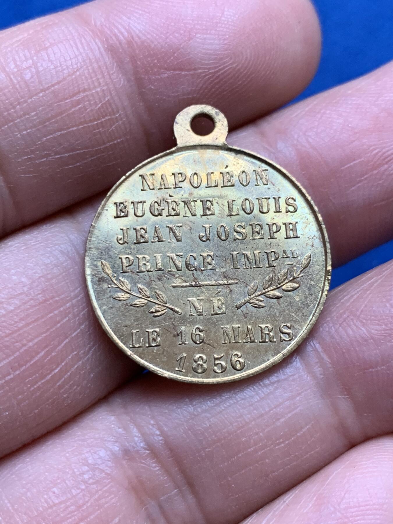 《竞宝斋》第370场 周日，周一 2场连拍 （全场包邮） 法国1856年皇太子拿破仑四世降世纪念镀金章，4.85克，23.6mm。少见品种，拿四主题的章牌不常见。镀层状态很好，小章金光闪闪，品相极佳。