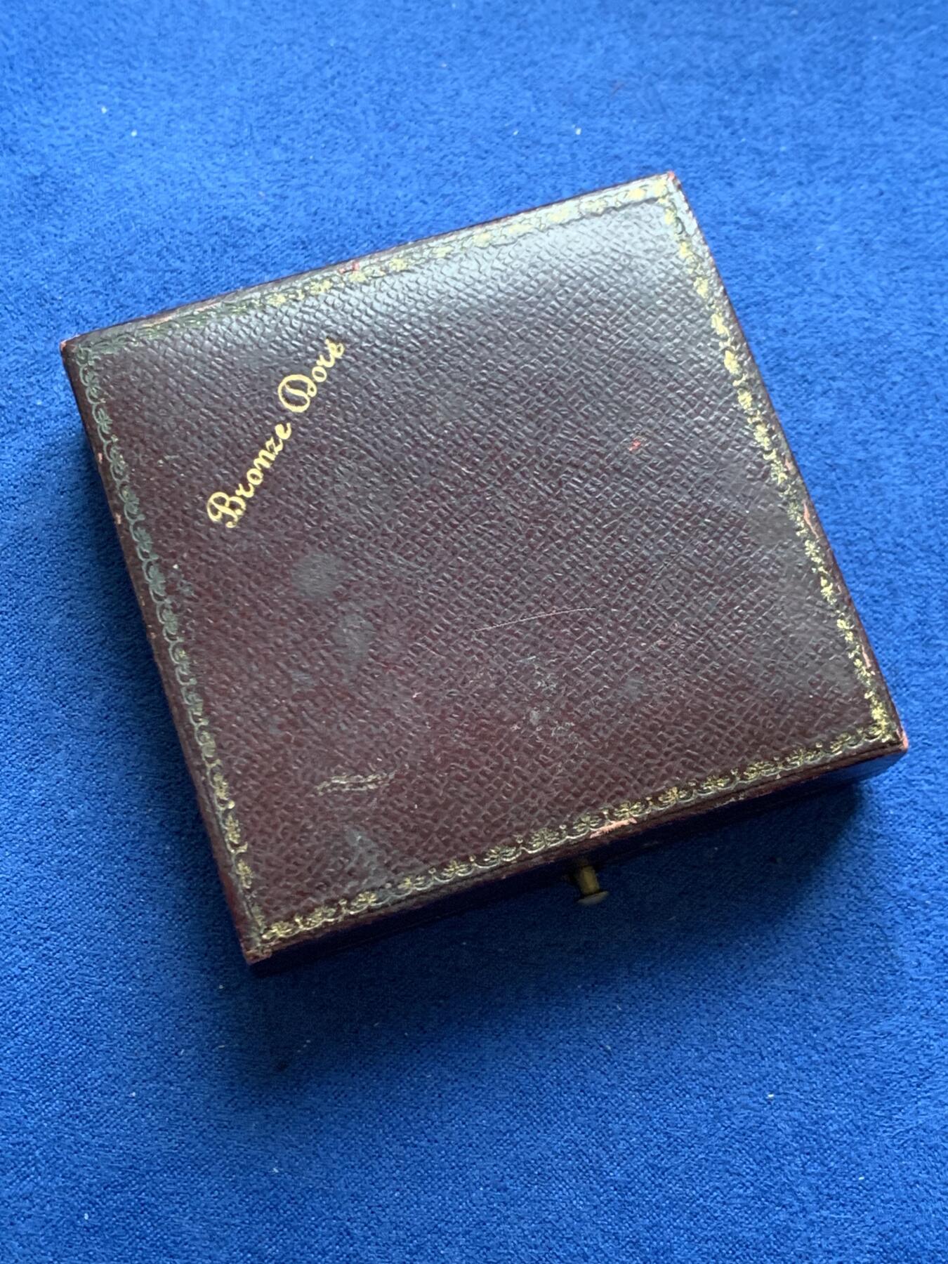 《竞宝斋》第370场 周日，周一 2场连拍 （全场包邮） 法国戎装玛丽安娜镀金铜章 带盒 26.4克 36.3mm 丰饶角铜标