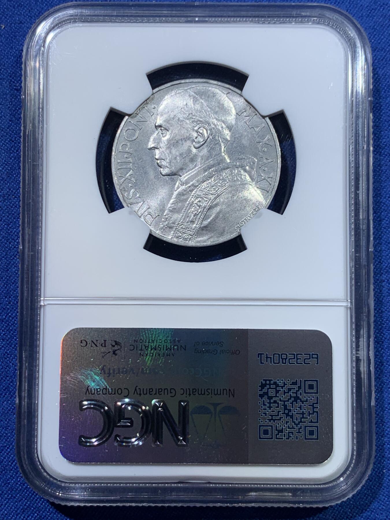 《竞宝斋》第370场 周日，周一 2场连拍 （全场包邮） NGC MS63 梵蒂冈1949年10里拉铝币 铝币保存不易 好品少见 这枚两面转光 品相很好 圣母抱婴图案经典 细节极为清晰 人物栩栩如生 可藏