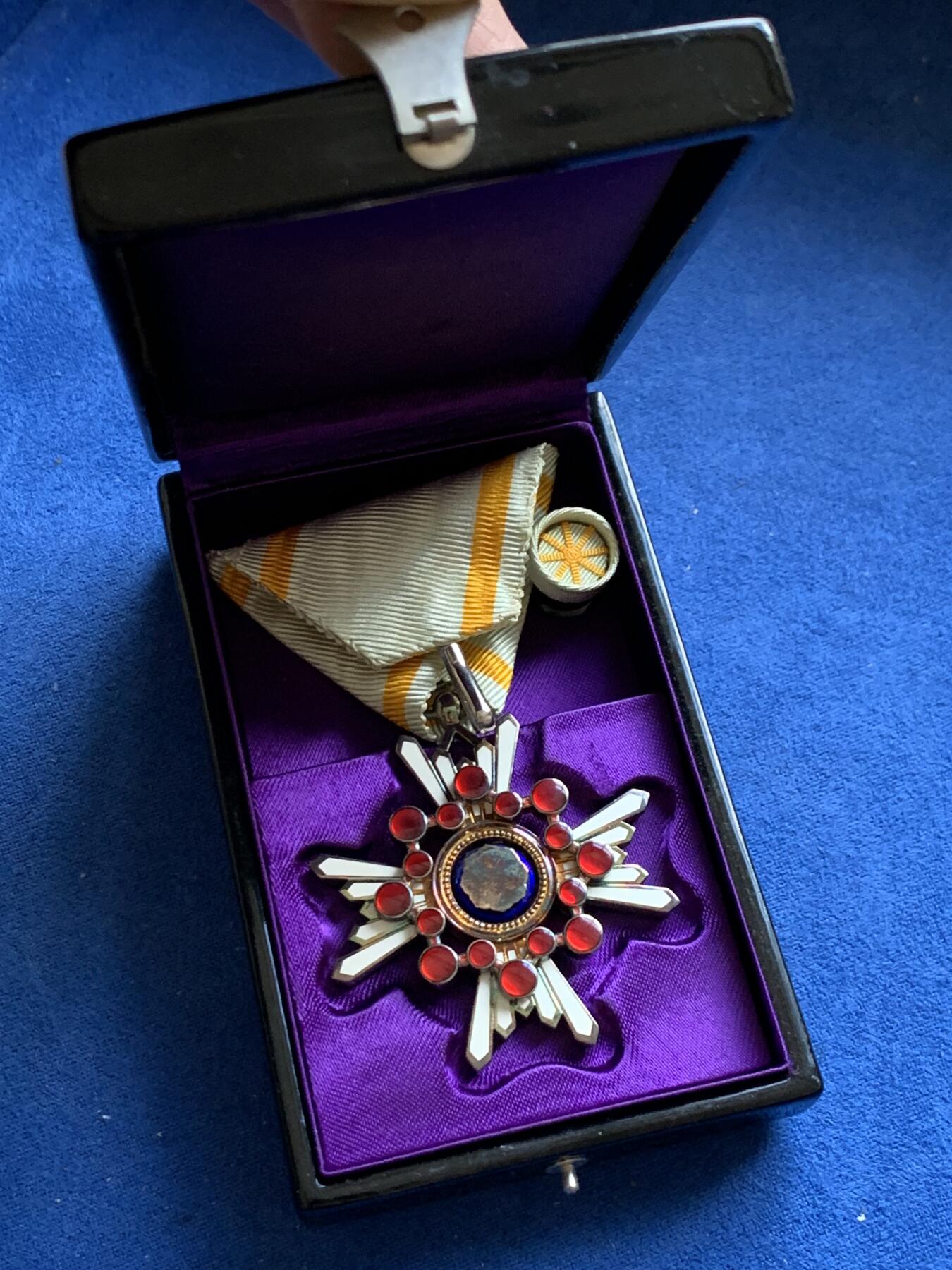 《竞宝斋》第370场 周日，周一 2场连拍 （全场包邮） 日本新五等瑞宝章 盒子保存得非常好 七宝烧也保存得非常完整