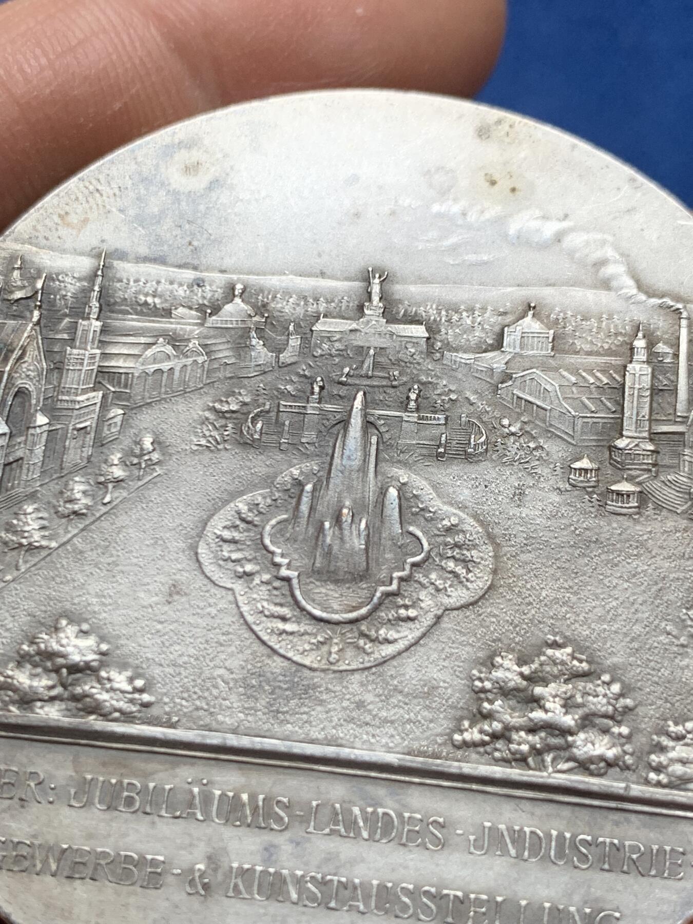 《竞宝斋》第370场 周日，周一 2场连拍 （全场包邮） 德国1906年纽伦堡城市景观镀银铜章，49.3克，50.2mm，很漂亮