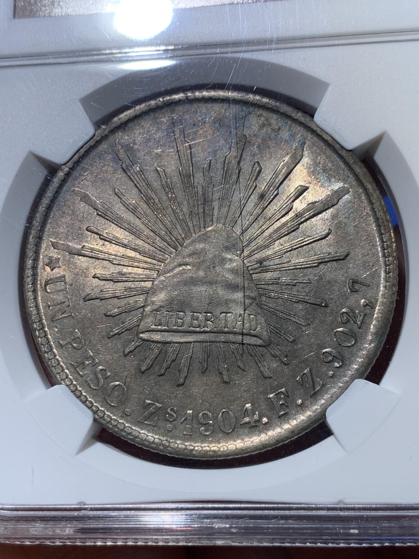 《竞宝斋》第370场 周日，周一 2场连拍 （全场包邮） NGC MS63 墨西哥 1904年ZS FZ 鹰洋1比索 银币 底板转光，双面淡金色原味包浆，状态非常不错，老盒严评（盒子表面有个浅划痕非币面）