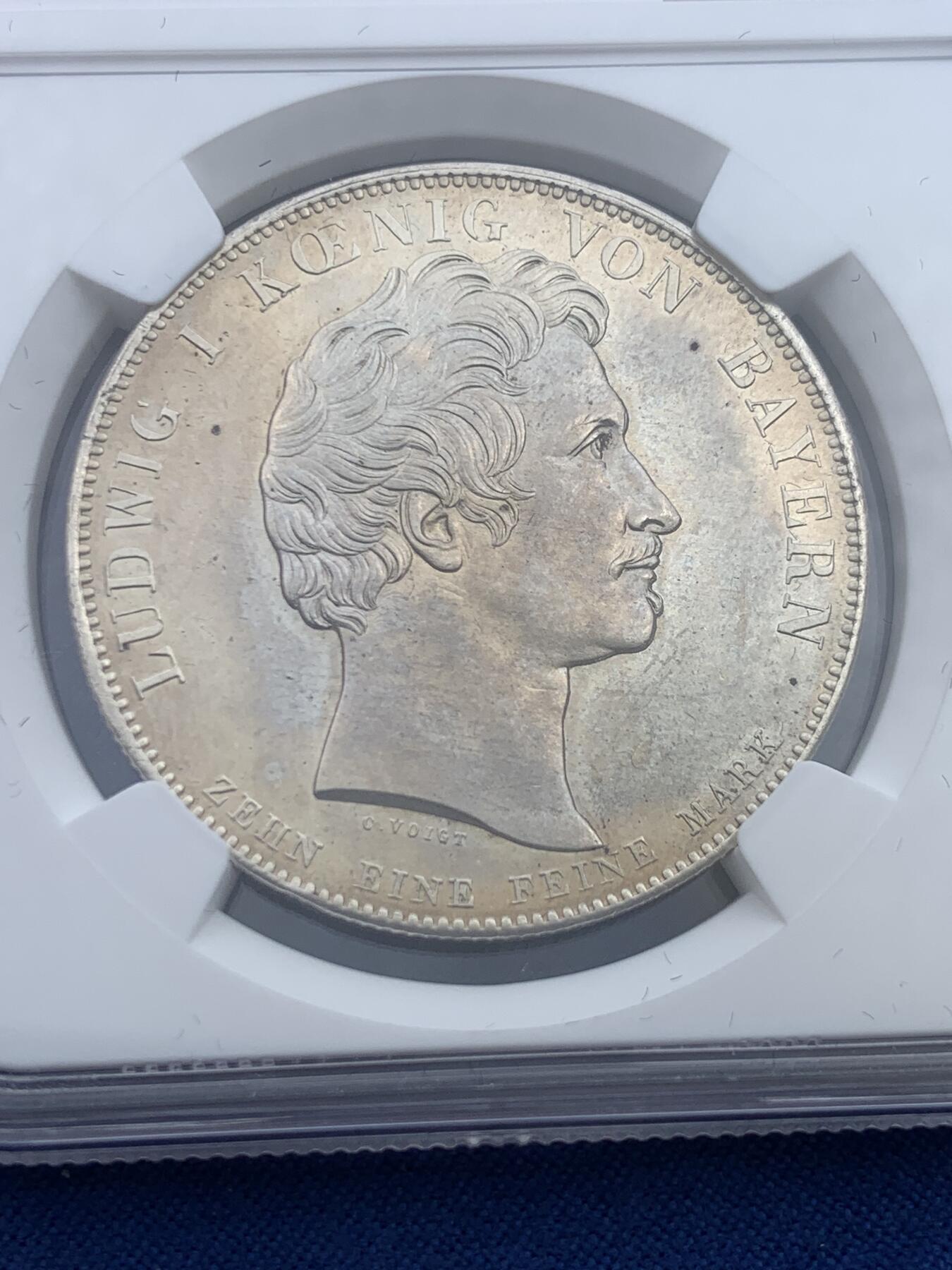 《竞宝斋》第370场 周日，周一 2场连拍 （全场包邮） NGC MS62 德国 1828年 德国巴伐利亚路德维希一世皇室全家福泰勒 银币 丝滑车轮银光 包浆漂亮