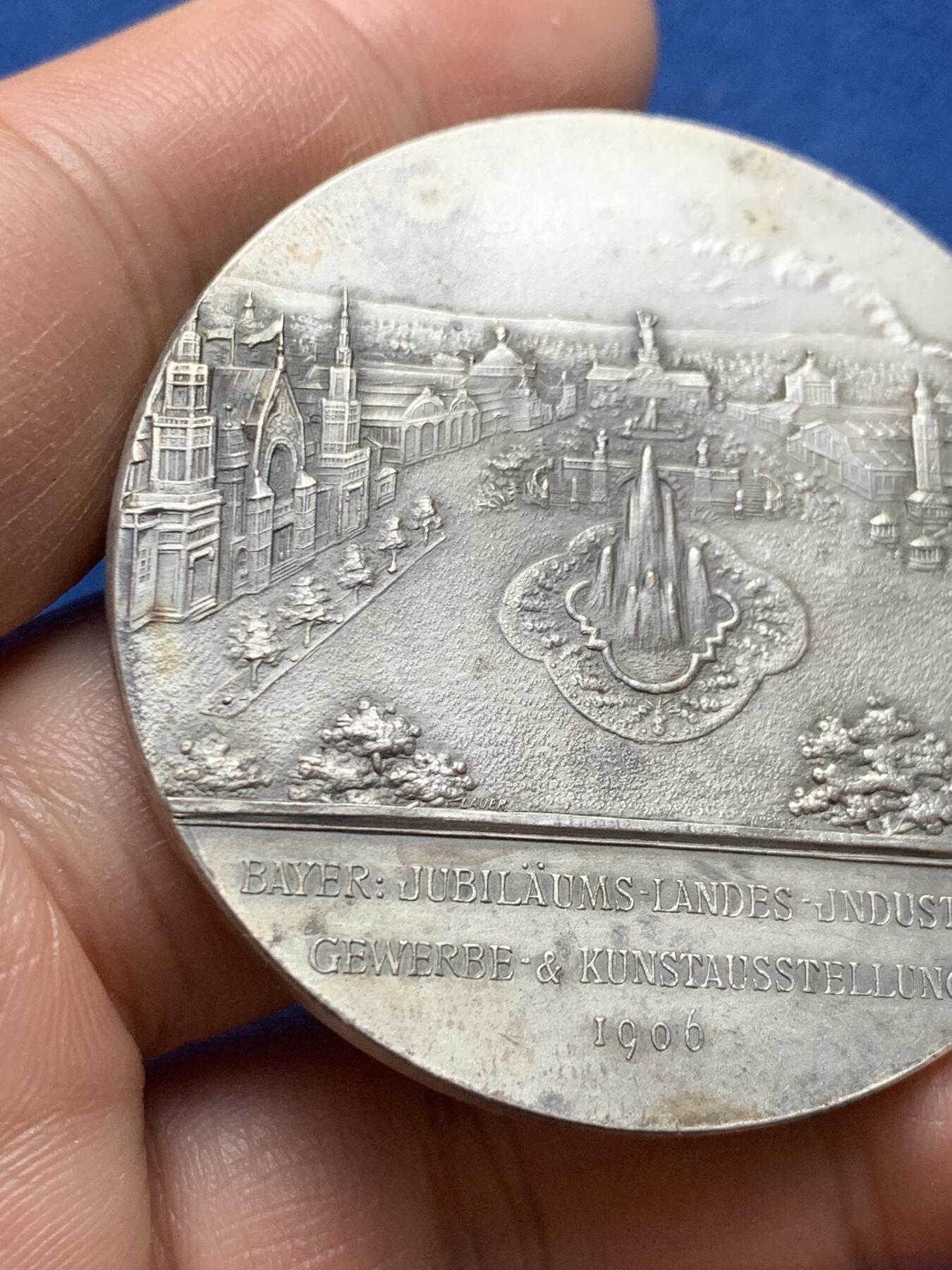 《竞宝斋》第370场 周日，周一 2场连拍 （全场包邮） 德国1906年纽伦堡城市景观镀银铜章，49.3克，50.2mm，很漂亮