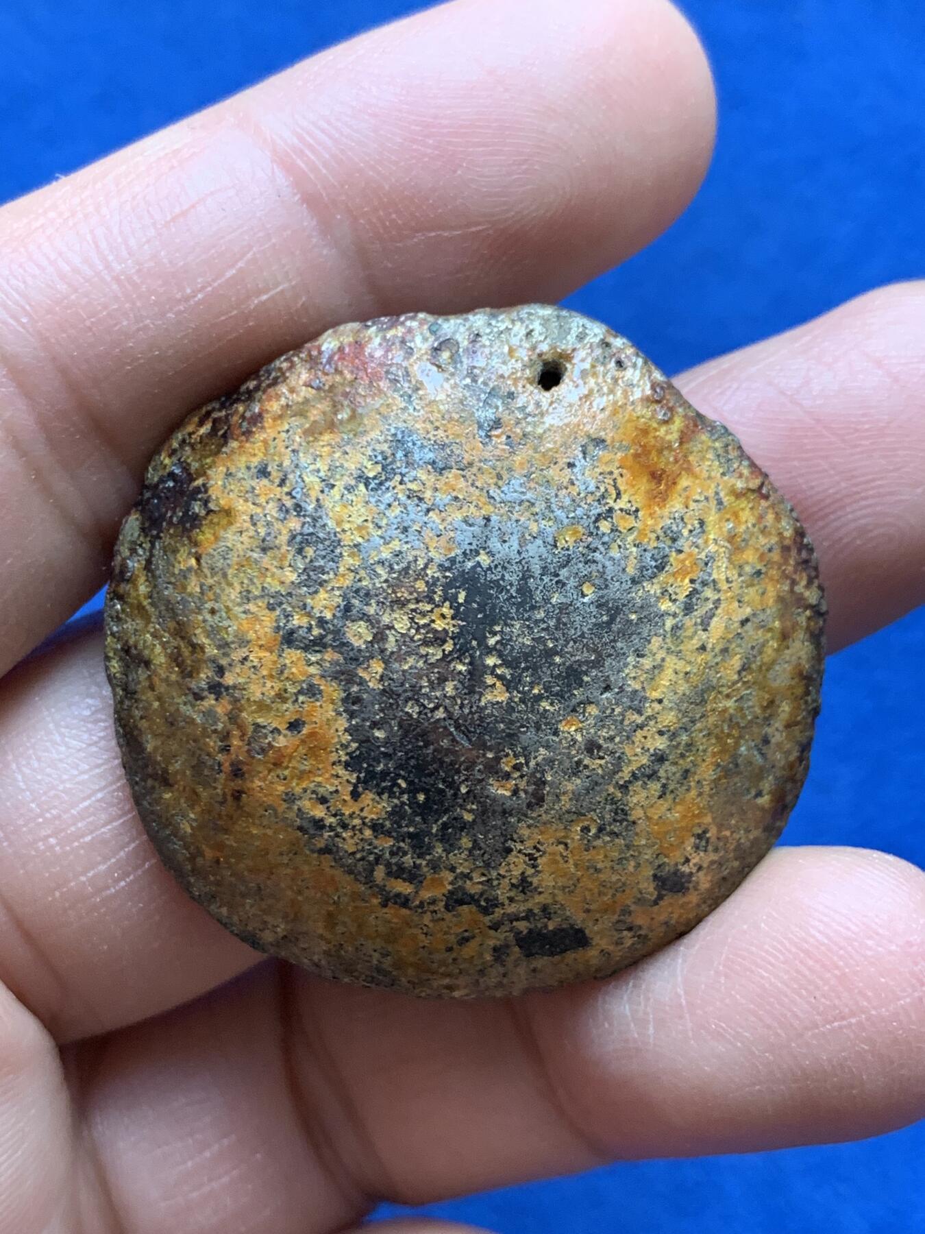 《竞宝斋》第370场 周日，周一 2场连拍 （全场包邮） 兰纳.澜沧王国托克银锭 17至18世纪铸行于兰纳和澜沧王国(今泰北及老挝)，先在半圆形模具中浇铸后在铸锭边缘打孔以便于穿串保存使用。重约64.3克，36.8*10毫米。相当于同时期泰南4铢银以及云南2两银锭！该类通常顶部呈银黑色，底部呈黄棕及红色，这种情况归因于银合金中少量硫化物析出及脱模剂残留。此枚较同品种而言已算高银，近未使用品，包浆浑厚，底部残留原始银光和脱模痕。