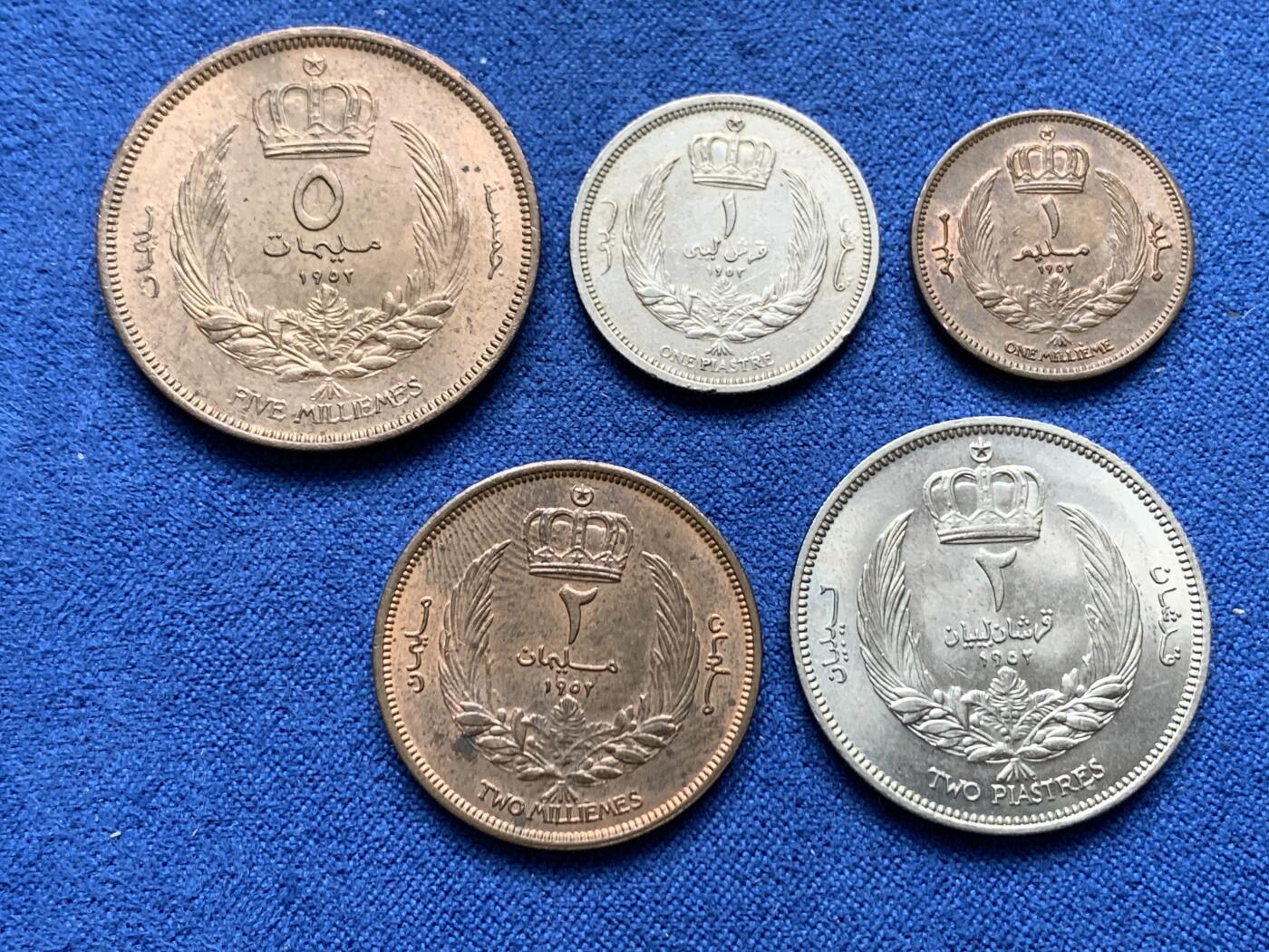 《竞宝斋》第370场 周日，周一 2场连拍 （全场包邮） 利比亚王国首版5枚套币 1952年单年首发，含发行量最少的2米利姆，面值为1 、2 、5 米利姆和1、2 皮阿斯特，光泽度好，整体接近全新，发行量较少