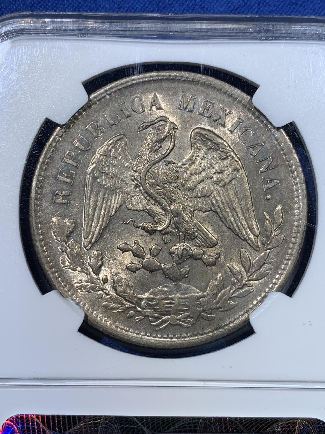 《竞宝斋》第370场 周日，周一 2场连拍 （全场包邮） NGC MS63 墨西哥 1904年ZS FZ 鹰洋1比索 银币 底板转光，双面淡金色原味包浆，状态非常不错，老盒严评（盒子表面有个浅划痕非币面）