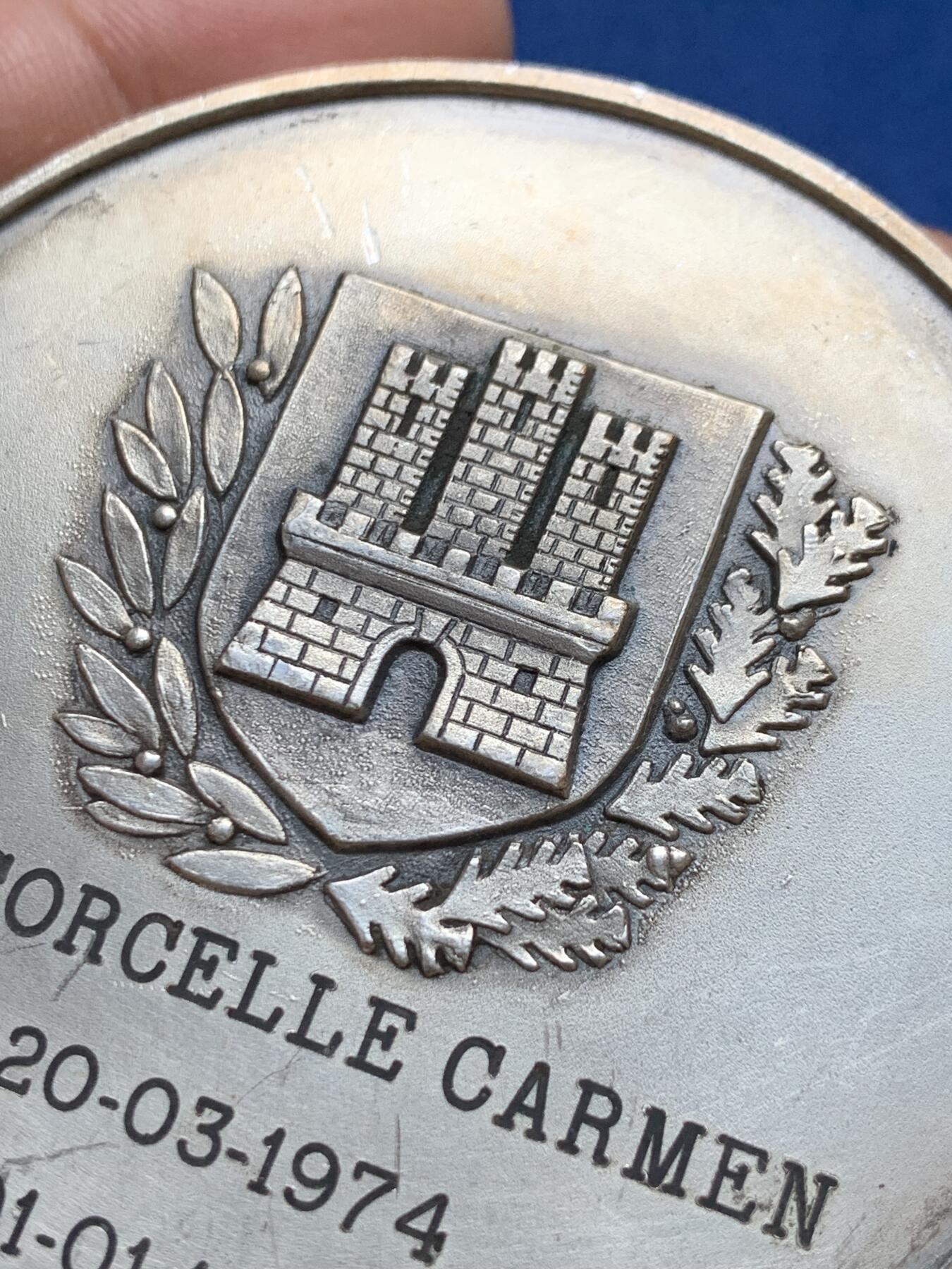 《竞宝斋》第370场 周日，周一 2场连拍 （全场包邮） 吉恩医院纪念章 三角边铭 144.5克 69.8mm