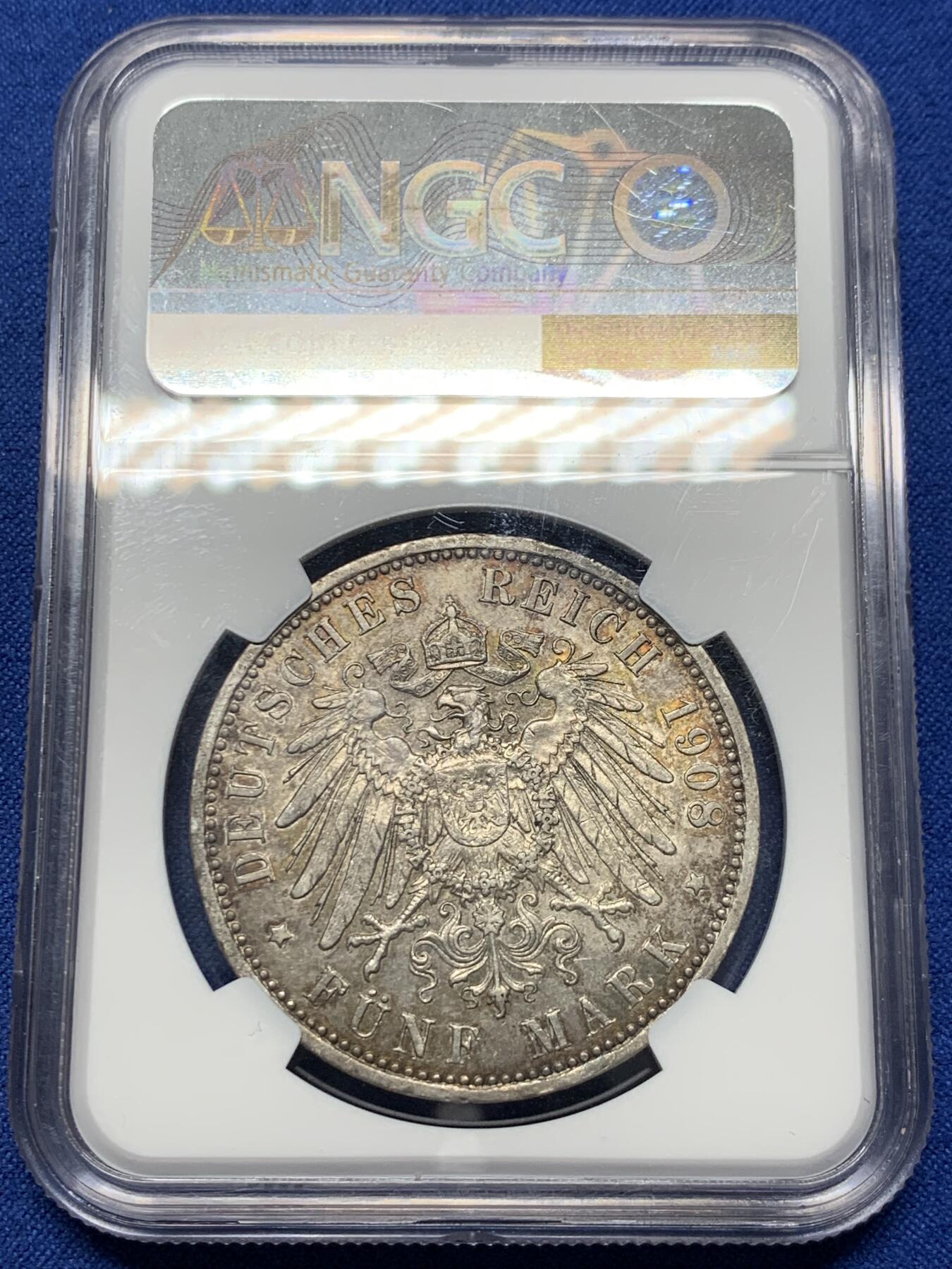 《竞宝斋》第370场 周日，周一 2场连拍 （全场包邮） NGC AU55 德国 1908年A 威廉二世5马克 银币 双面泛金红色原味包浆，底板细节保存较好。
