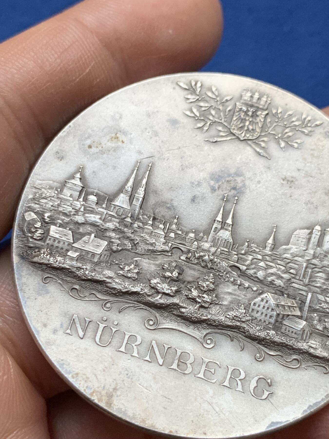 《竞宝斋》第370场 周日，周一 2场连拍 （全场包邮） 德国1906年纽伦堡城市景观镀银铜章，49.3克，50.2mm，很漂亮