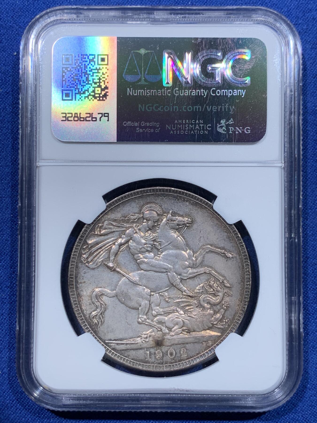 《竞宝斋》第370场 周日，周一 2场连拍 （全场包邮） NGC MS63 英国1902年爱德华七世马剑克朗 双面欧洲五彩包浆过于美丽 值得珍藏