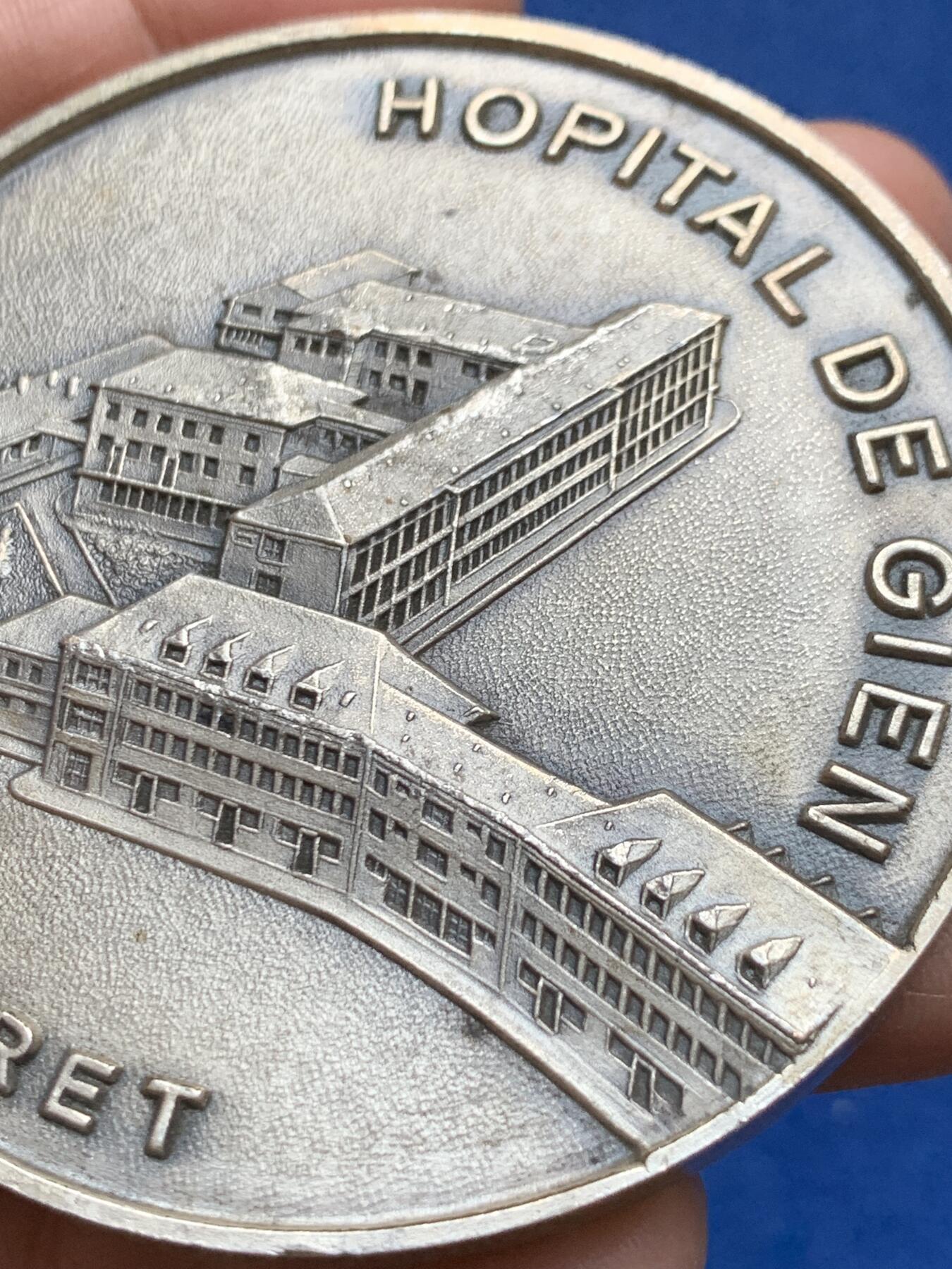 《竞宝斋》第370场 周日，周一 2场连拍 （全场包邮） 吉恩医院纪念章 三角边铭 144.5克 69.8mm