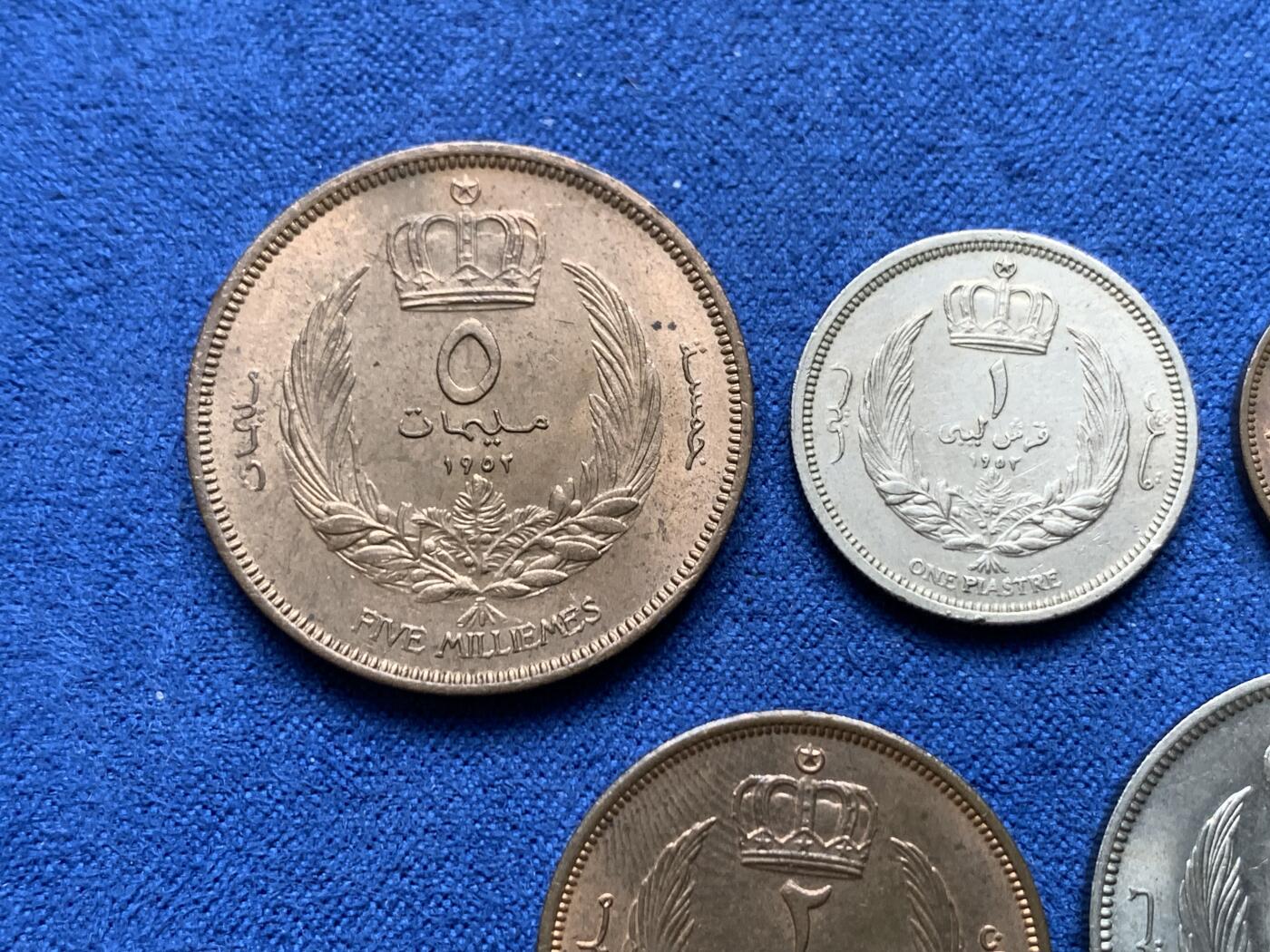 《竞宝斋》第370场 周日，周一 2场连拍 （全场包邮） 利比亚王国首版5枚套币 1952年单年首发，含发行量最少的2米利姆，面值为1 、2 、5 米利姆和1、2 皮阿斯特，光泽度好，整体接近全新，发行量较少