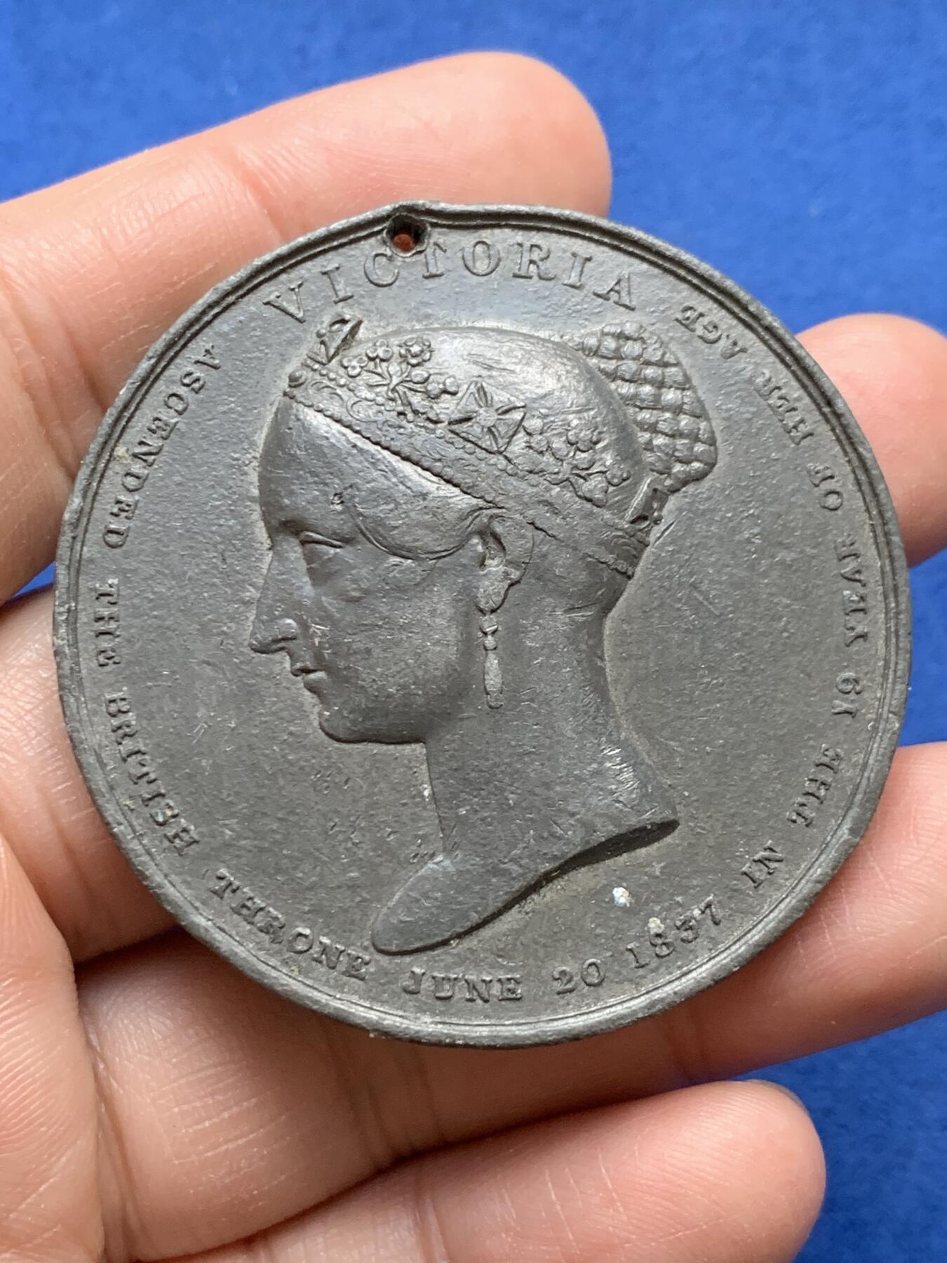 《竞宝斋》第370场 周日，周一 2场连拍 （全场包邮） 英国1838年维多利亚加冕wm章，50mm，50.1克，12点处有孔