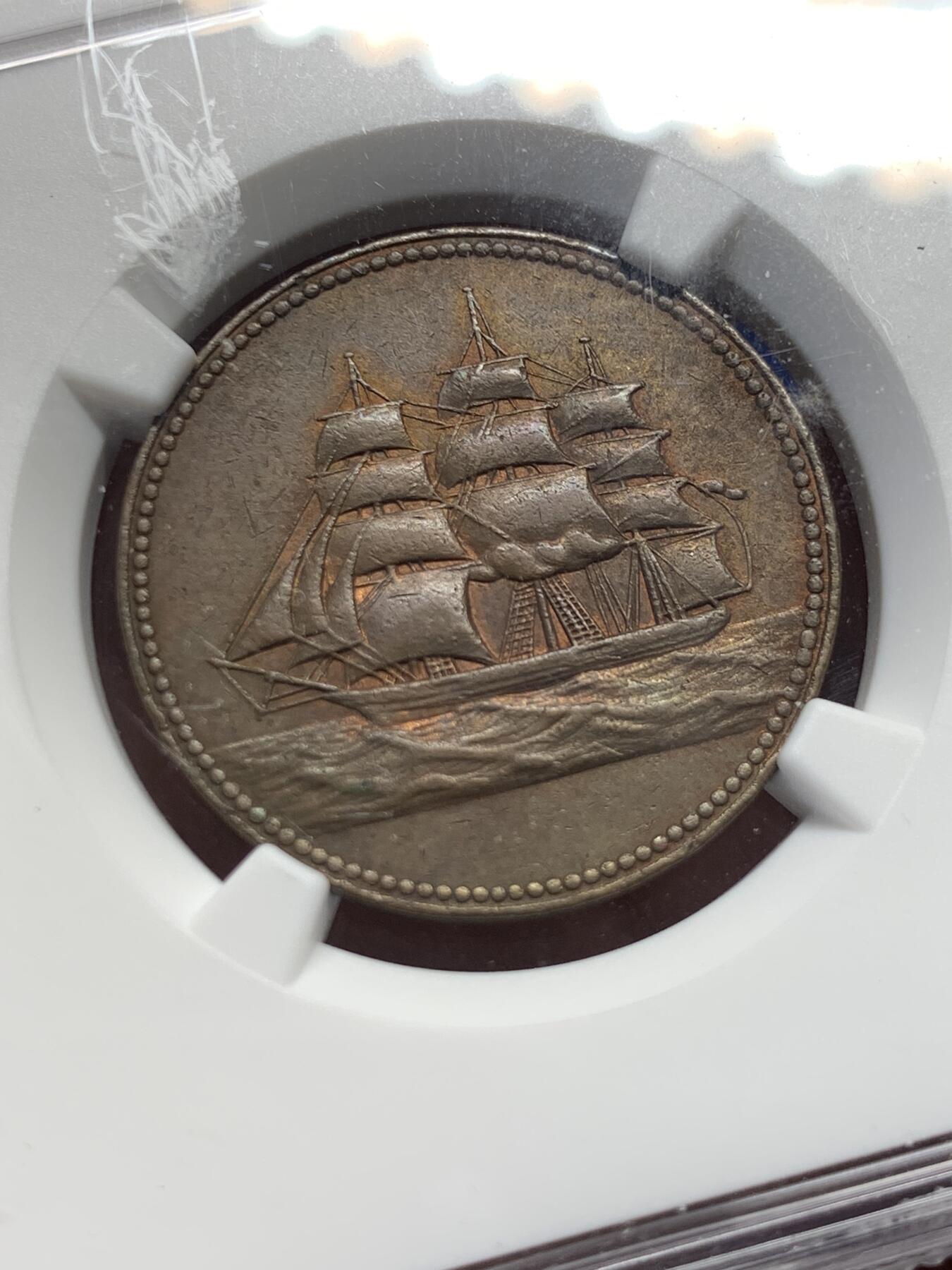 《竞宝斋》第370场 周日，周一 2场连拍 （全场包邮） NGC AU58BN 英属锡兰1866年帆船代用铜币，稀少。来自著名钱币收藏家Mark Freehill的集藏，流通于锡兰首府科伦坡。个人仅见，查找拍卖未见到同品种