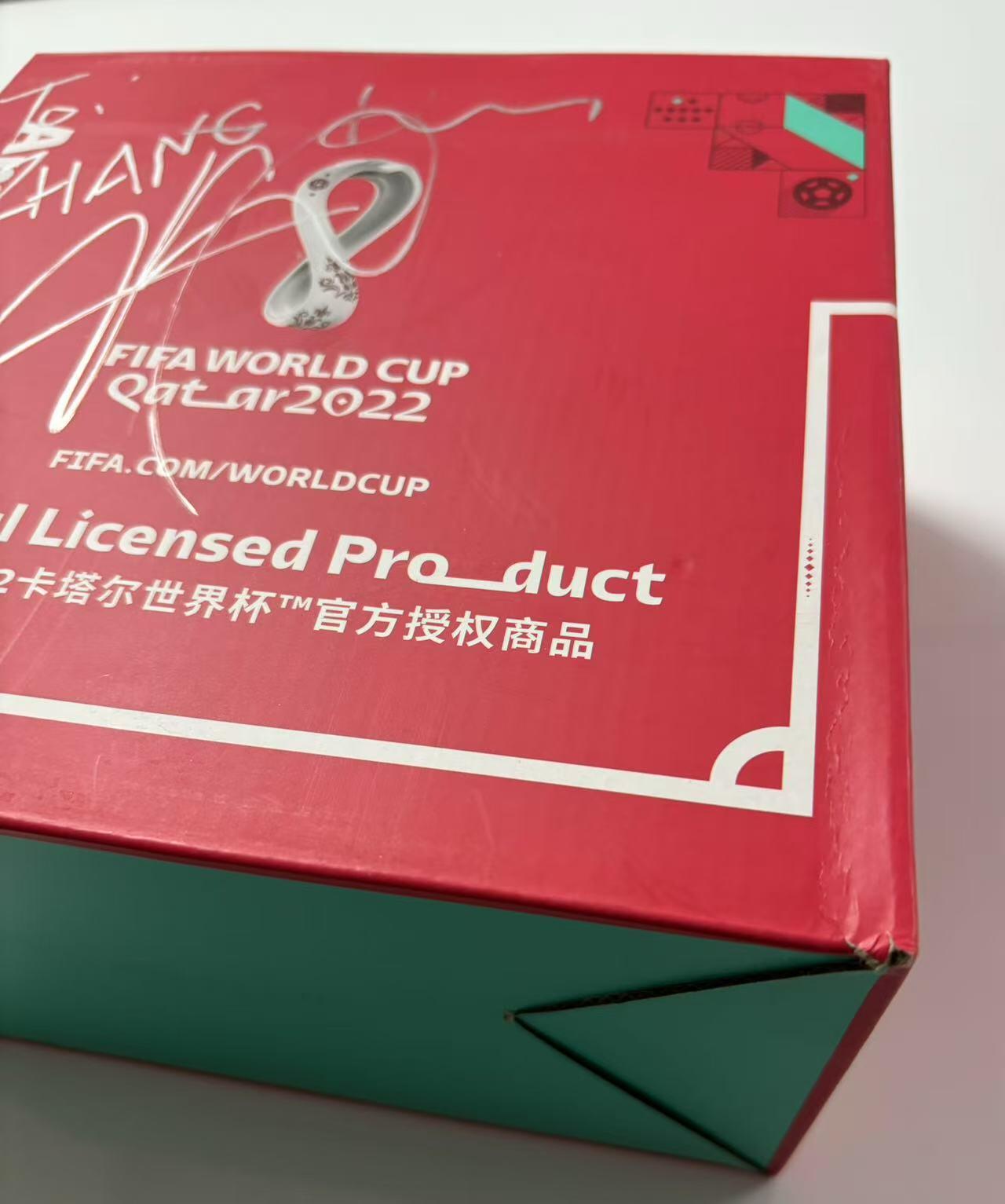 零元拍：2026的美加墨姆巴佩会不会卷土重来？！姆总亲签2022世界杯官方纪念球精美外盒。本来要签给郑伟，结果签成了Zhang，那姓张的朋友就全力冲吧！连基利安的名儿都写了，少见吧？难得吧？别错过！