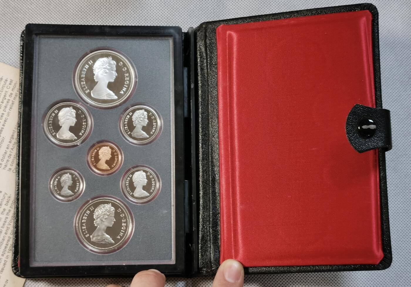  甄臻铺-世界钱币拍卖（第12期）送拍享返佣金等优惠多多 加拿大1981年官方精制套币（含1枚精制银币），几乎未氧化，现在难得一见