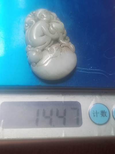 玉石 手串 手镯 手链专场 清代 老和田玉挂件。纯手工制作，猴桃献寿。