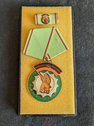 韵星假日拍卖第十三期 越南、东德小精品专场-- Rimey Holidays Auction 13（DDR & Việt Nam Special) - 民主德国人民警察功绩奖章带原盒略一套 少见高等级