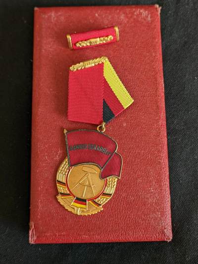韵星假日拍卖第十三期 越南、东德小精品专场-- Rimey Holidays Auction 13（DDR & Việt Nam Special) - 民主德国三级劳动红旗勋章带原盒略一套
