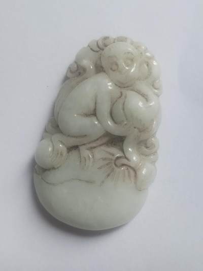 玉石 手串 手镯 手链专场 清代 老和田玉挂件。纯手工制作，猴桃献寿。