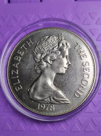 特里斯坦达库尼亚群岛1978年1克朗纪念币，品相如图，包邮！纪念25周年冠冕加冕，伊丽莎白女王肖像，经典设计。～ 特里斯坦达库尼亚群岛1978年1克朗纪念币，品相如图，包邮！纪念25周年冠冕加冕，伊丽莎白女王肖像，经典设计。～