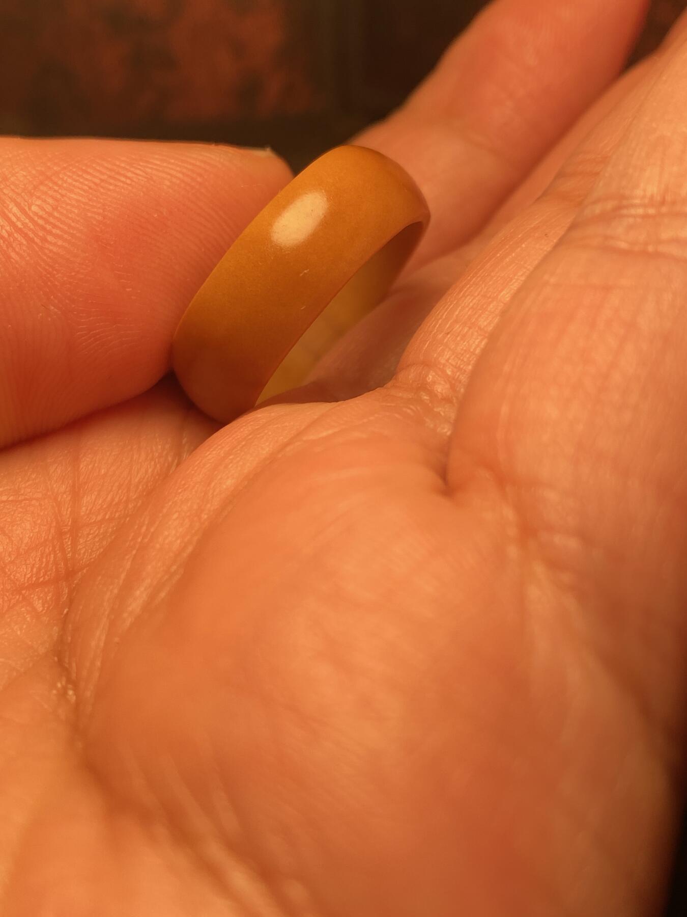 福利苏工核雕，纯手工雕刻，广州传统油核，跑环平安扣，戒指，个性十足，，内径1。95喜欢的来