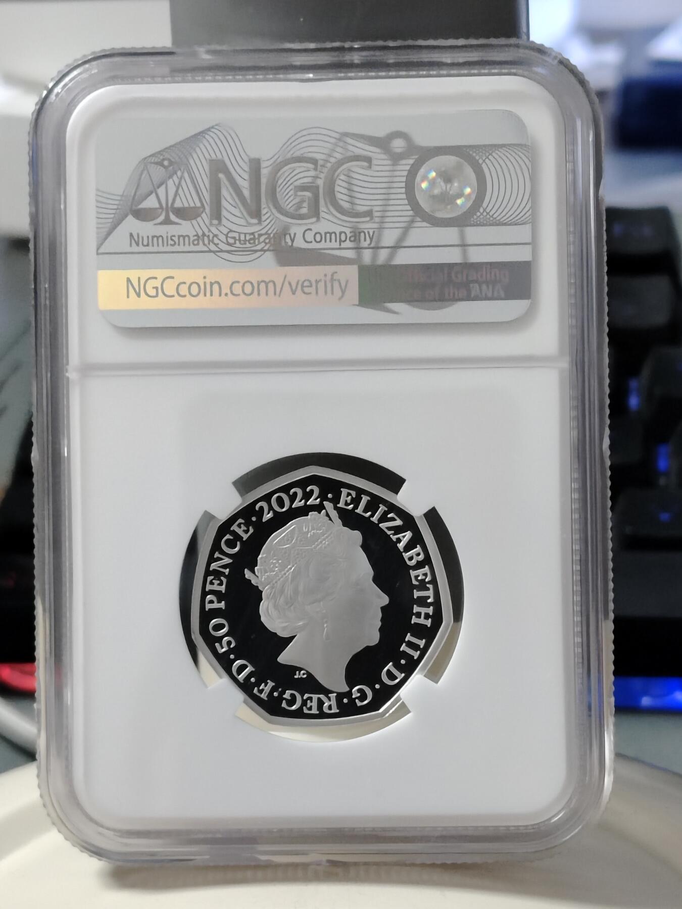 第168期拍卖【长期征集拍品】 英国2022年小熊维尼熊系列小熊屹耳精制彩色纪念银币NGC-PF69原盒证书，925银，8克，发行6000枚