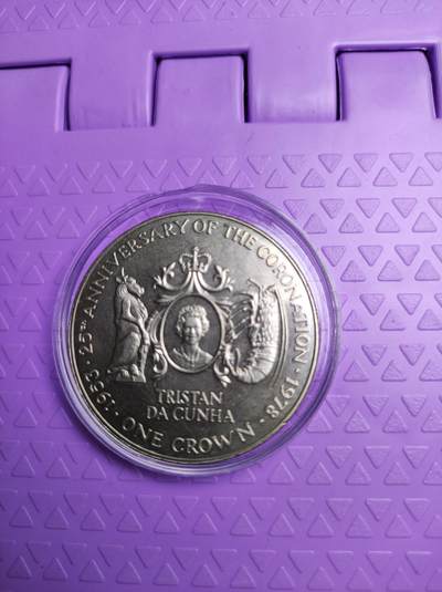 特里斯坦达库尼亚群岛1978年1克朗纪念币，品相如图，包邮！纪念25周年冠冕加冕，伊丽莎白女王肖像，经典设计。～ 特里斯坦达库尼亚群岛1978年1克朗纪念币，品相如图，包邮！纪念25周年冠冕加冕，伊丽莎白女王肖像，经典设计。～