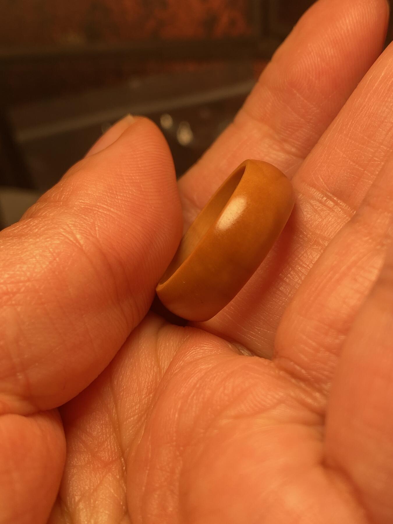 福利苏工核雕，纯手工雕刻，广州传统油核，跑环平安扣，戒指，个性十足，，内径1。95喜欢的来