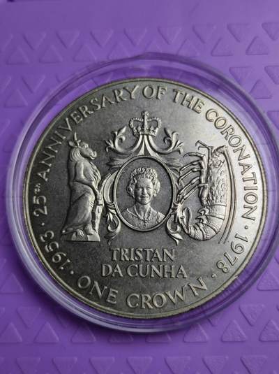 特里斯坦达库尼亚群岛1978年1克朗纪念币，品相如图，包邮！纪念25周年冠冕加冕，伊丽莎白女王肖像，经典设计。～ 特里斯坦达库尼亚群岛1978年1克朗纪念币，品相如图，包邮！纪念25周年冠冕加冕，伊丽莎白女王肖像，经典设计。～