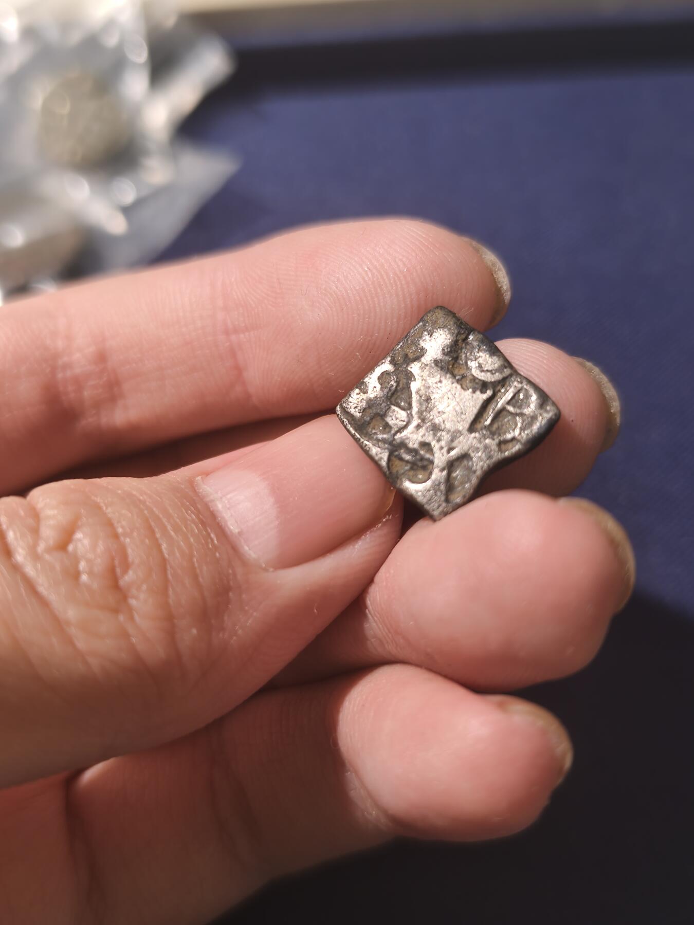 天津星盘世界钱币第一期4.18 孔雀王朝银币，“佛丘”少见戳记