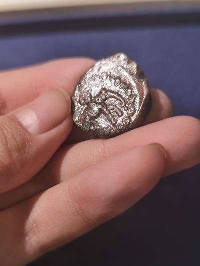 天津星盘世界钱币第一期4.18 -  贵霜王朝 伽尼色加一世 四德拉克马铜币 打制于约 160-195 年 塔克西拉造币厂 （已经树脂封过了）