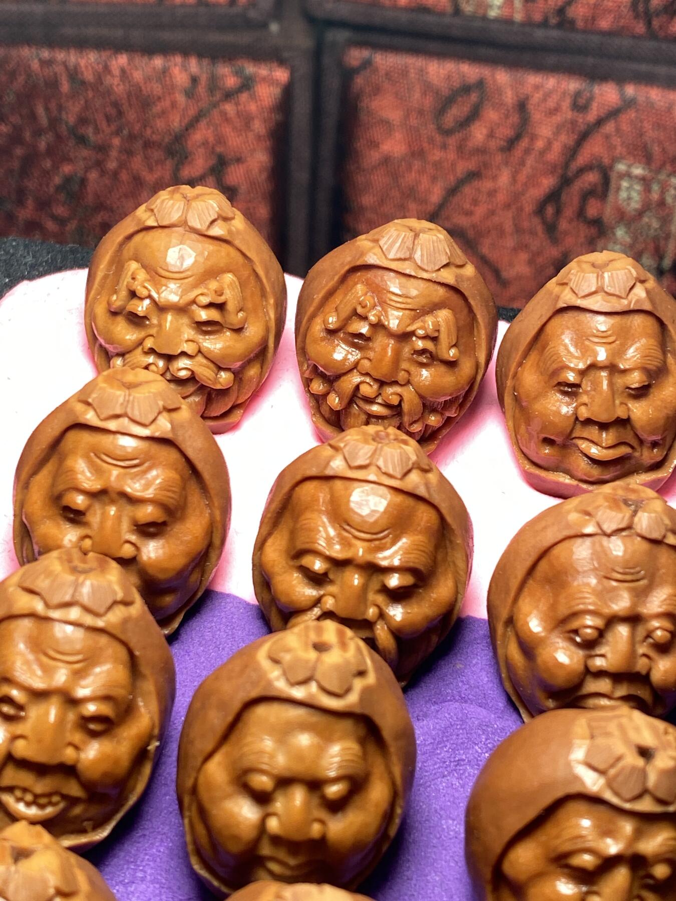 刚完工一条，铁核十八罗汉，老苏工须派，苏工名家雕刻师王红秋老师作品，创作风格与众不同，尺寸2。0x2.1非常漂亮