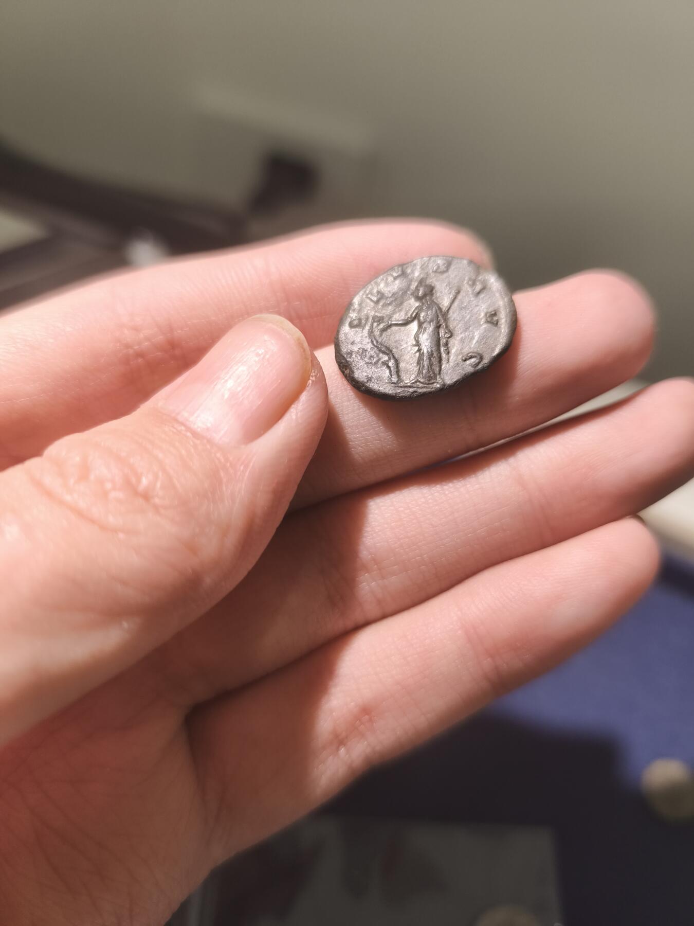 天津星盘世界钱币第一期4.18 古罗马加里恩努斯安东尼安银币，手感比较厚重，背面是安康女神题材比较吉祥，正面皇帝头像炯炯有神