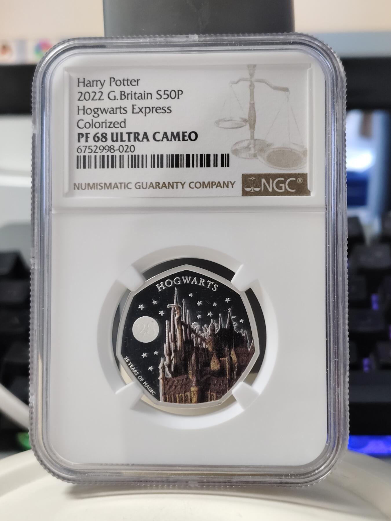 第168期拍卖【长期征集拍品】 英国2023年发行哈利波特霍格沃茨50便士局部彩色纪念银币NGC-PF68原盒证书，925银，8克，发行15000枚