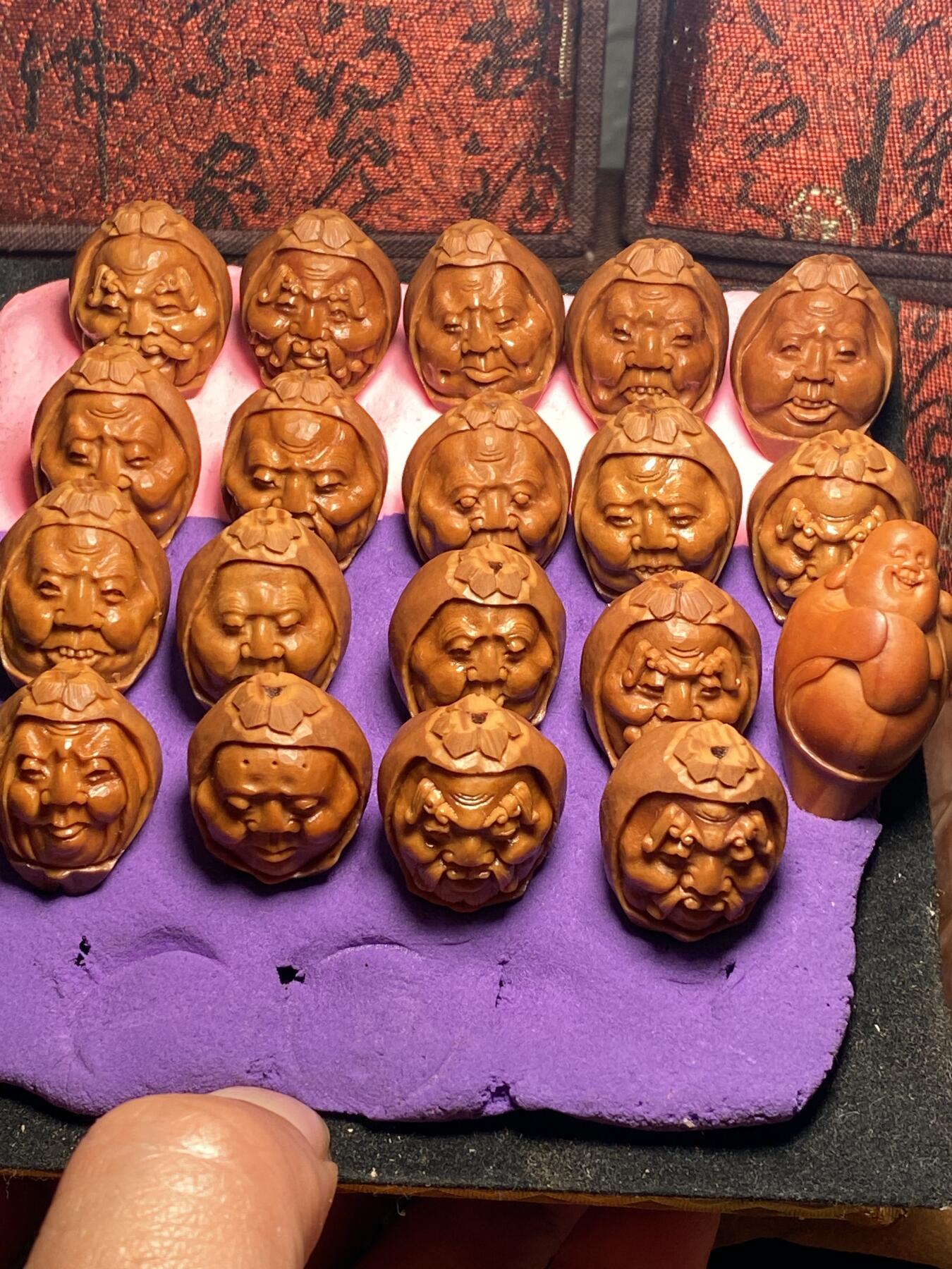 刚完工一条，铁核十八罗汉，老苏工须派，苏工名家雕刻师王红秋老师作品，创作风格与众不同，尺寸2。0x2.1非常漂亮