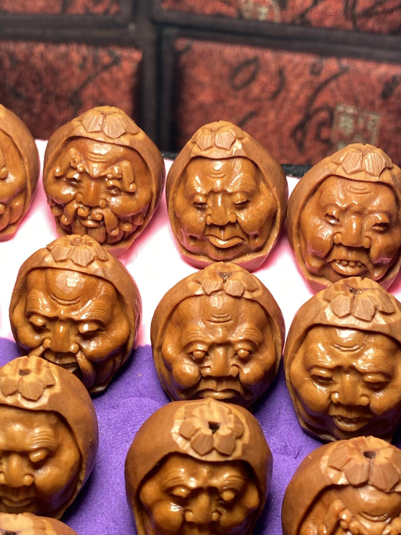 刚完工一条，铁核十八罗汉，老苏工须派，苏工名家雕刻师王红秋老师作品，创作风格与众不同，尺寸2。0x2.1非常漂亮