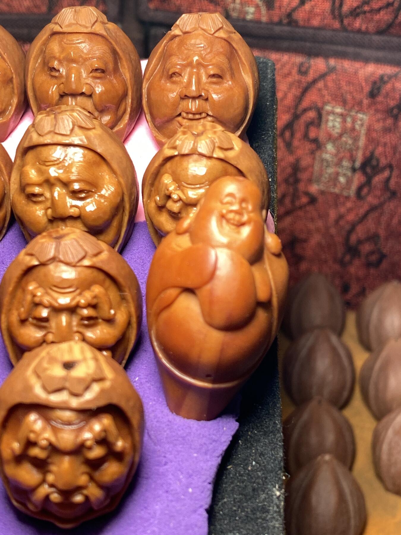 刚完工一条，铁核十八罗汉，老苏工须派，苏工名家雕刻师王红秋老师作品，创作风格与众不同，尺寸2。0x2.1非常漂亮