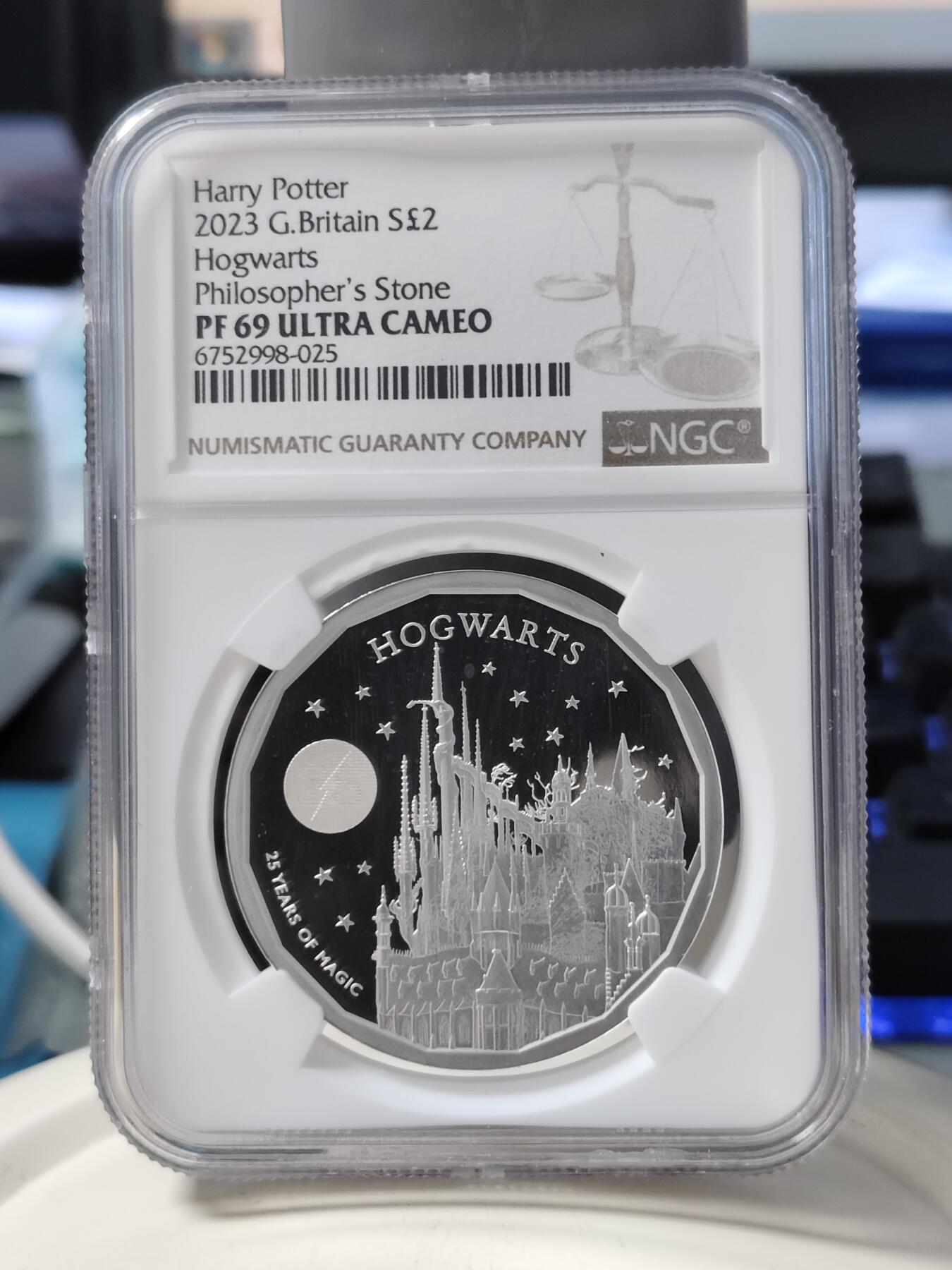 第168期拍卖【长期征集拍品】 英国2023年发行哈利波特霍格沃茨2英镑纪念银币NGC-PF69原盒证书，925银，1盎司，发行5000枚