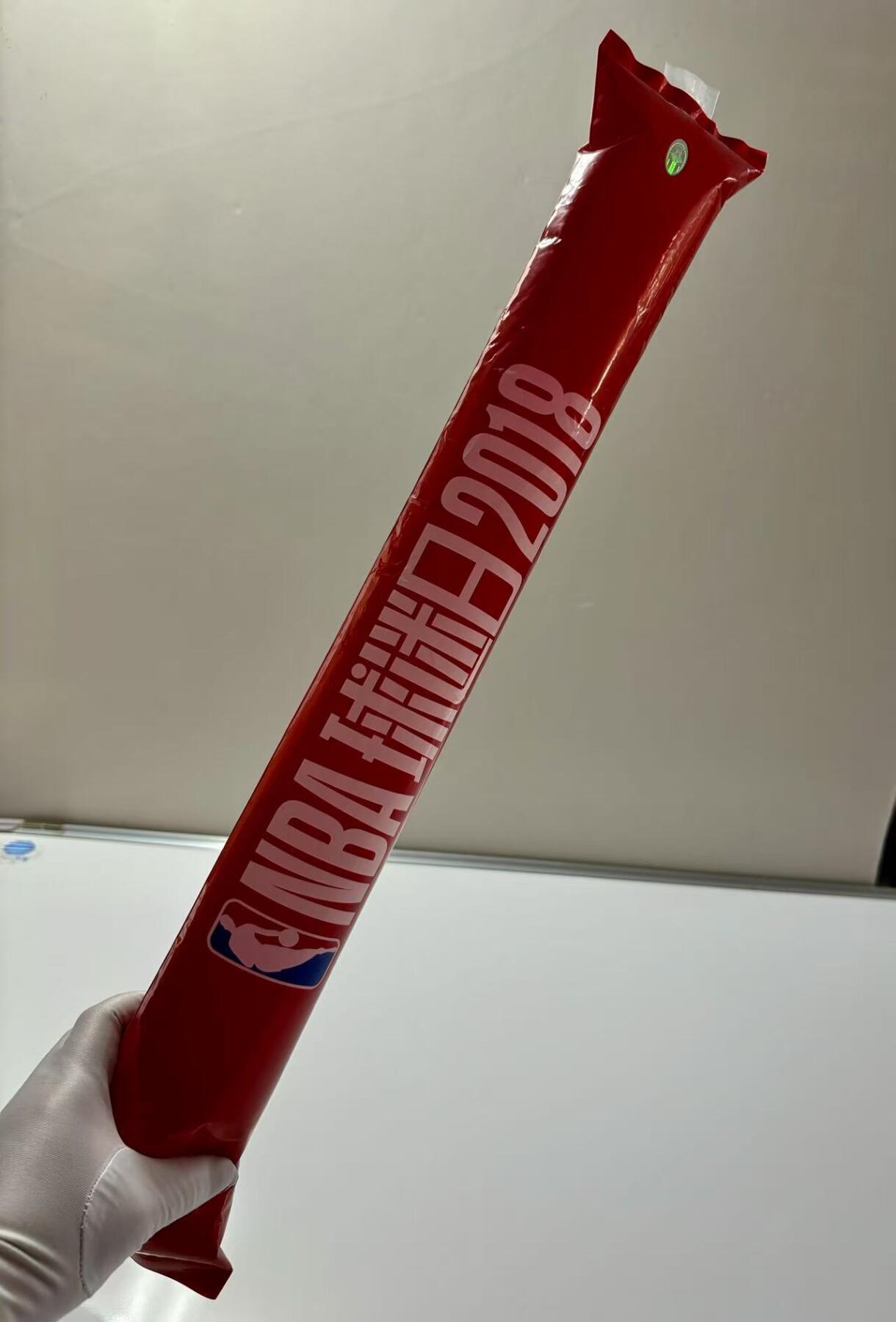 零元拍：2018中国赛球迷日助威棒 NBA明星球员：德克·维尔纳·诺维茨基亲笔签名。注：因为这是充气棒，时间长了会慢慢漏气，这是正常状态，介意勿拍。