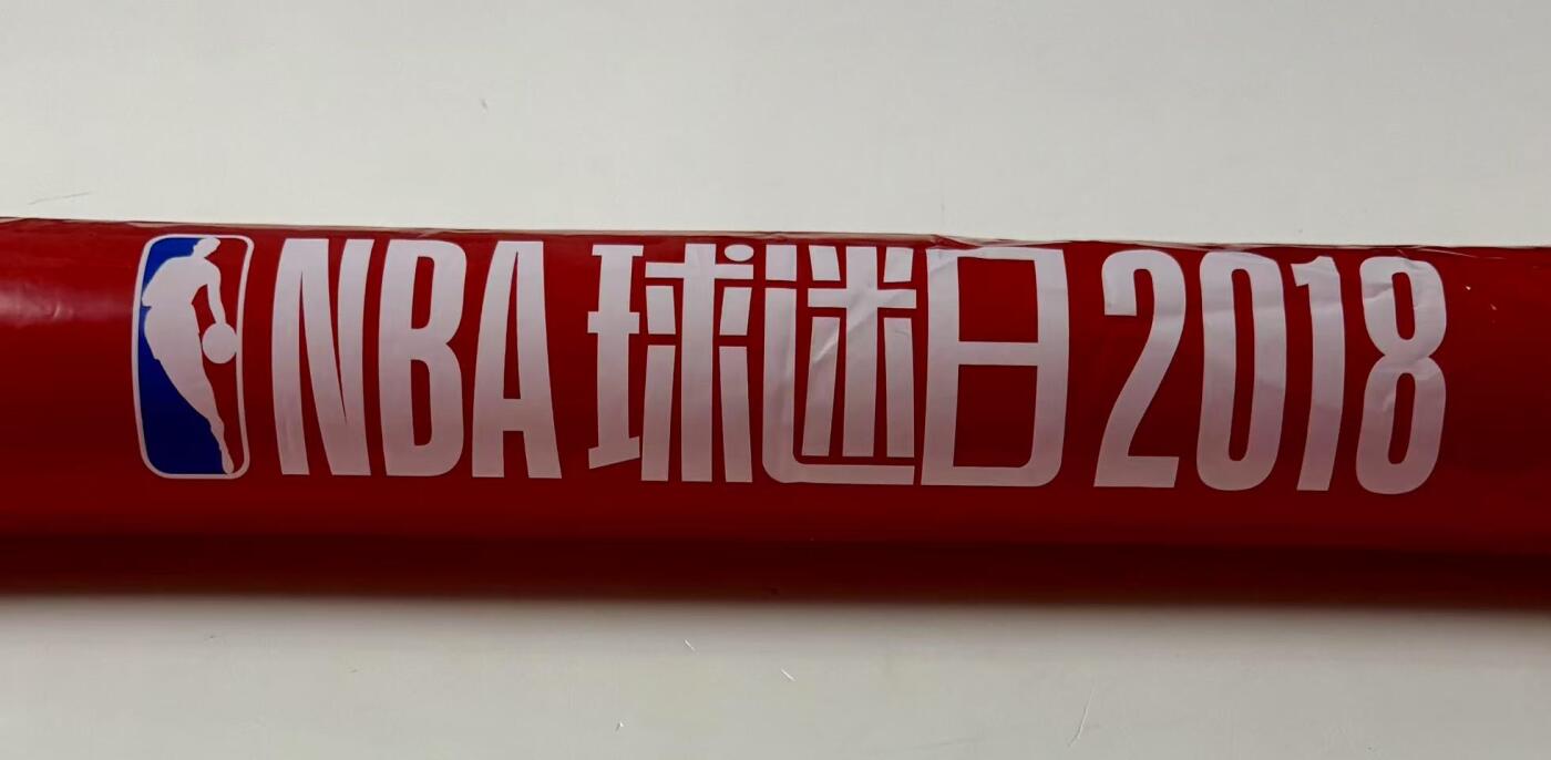 零元拍：2018中国赛球迷日助威棒 NBA明星球员：德克·维尔纳·诺维茨基亲笔签名。注：因为这是充气棒，时间长了会慢慢漏气，这是正常状态，介意勿拍。