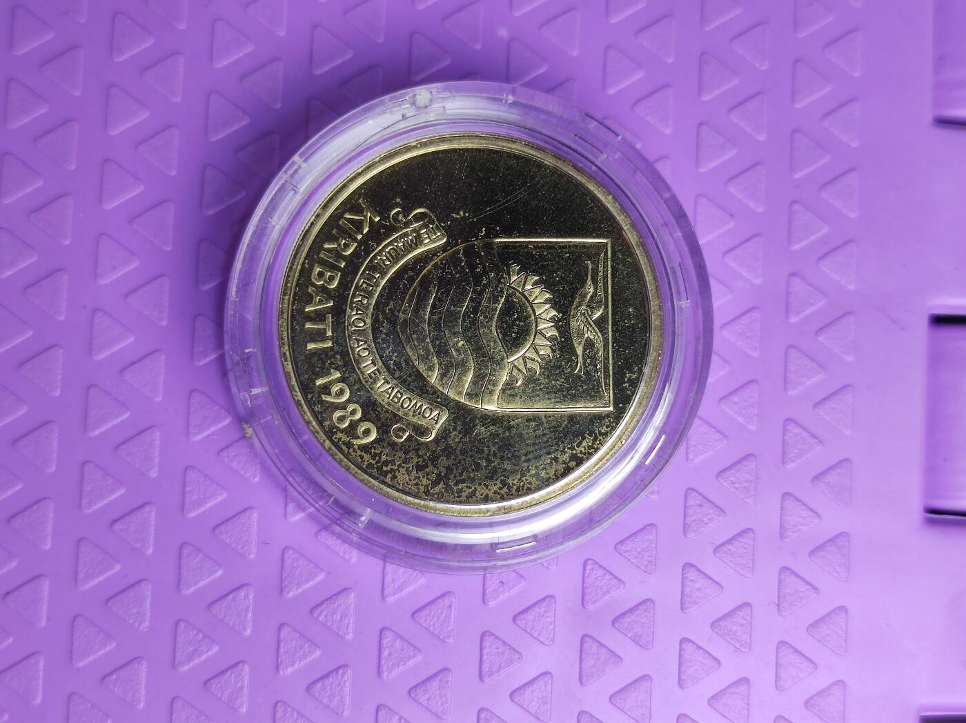 基里巴斯1989年独立十周年2元纪念币，厚度3.3mm，少见品种，全网唯一原盒。成色完好，适合收藏。