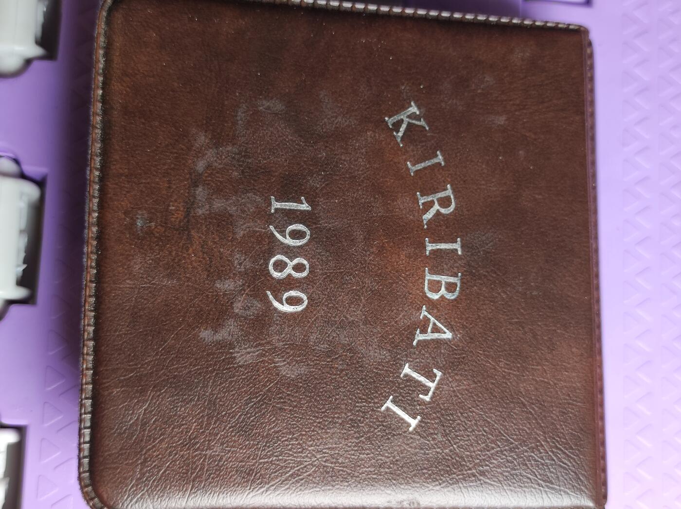 基里巴斯1989年独立十周年2元纪念币，厚度3.3mm，少见品种，全网唯一原盒。成色完好，适合收藏。
