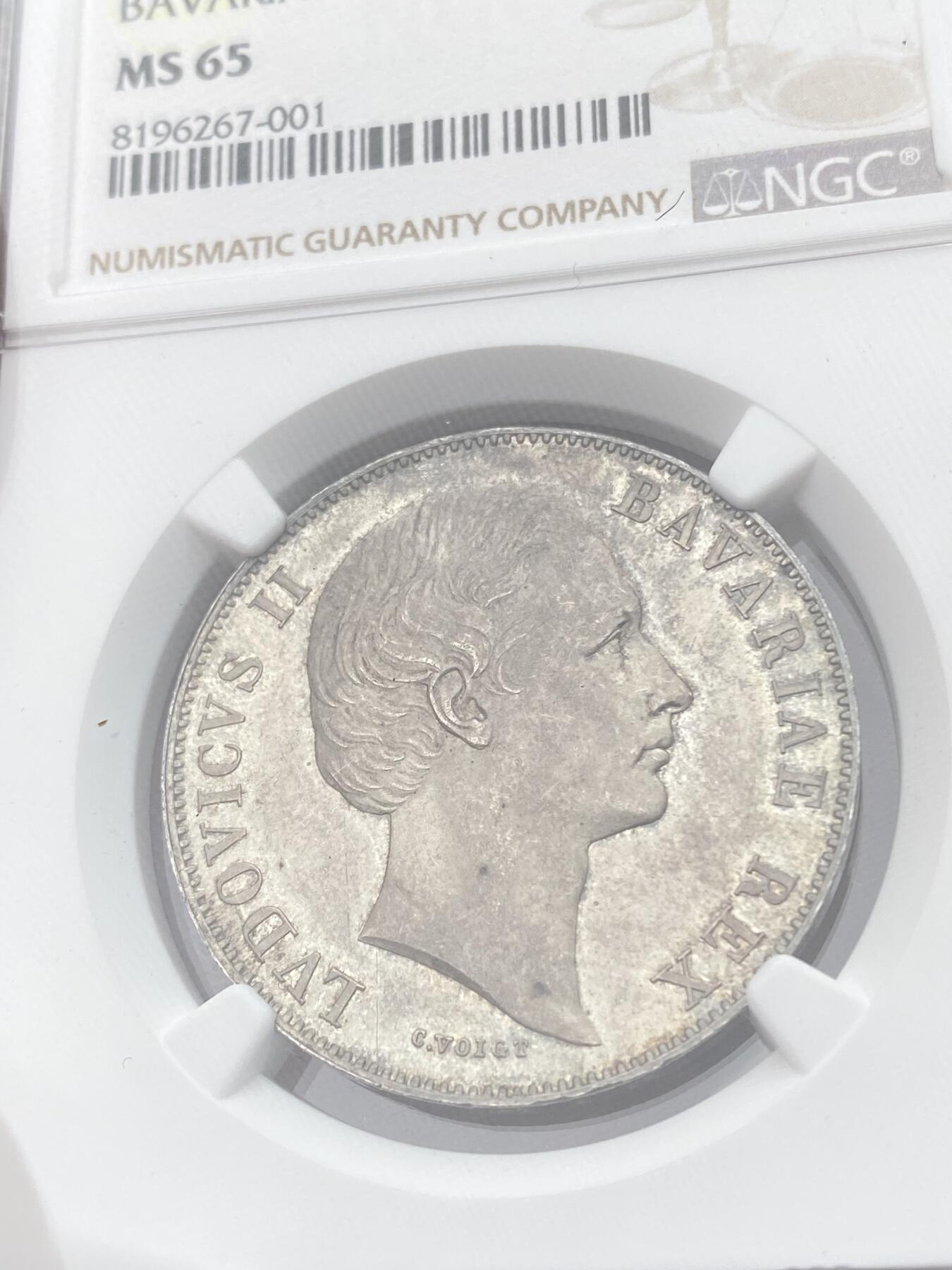 万国钱币拍卖第045期（万国春季大拍） NGC MS65 1867年德国巴伐利亚路德维希二世圣母抱婴流通1泰勒 顶级欧洲原味五彩 青灰色包浆也遮掩不住底板迸发出的原始光芒 顶级收藏品质