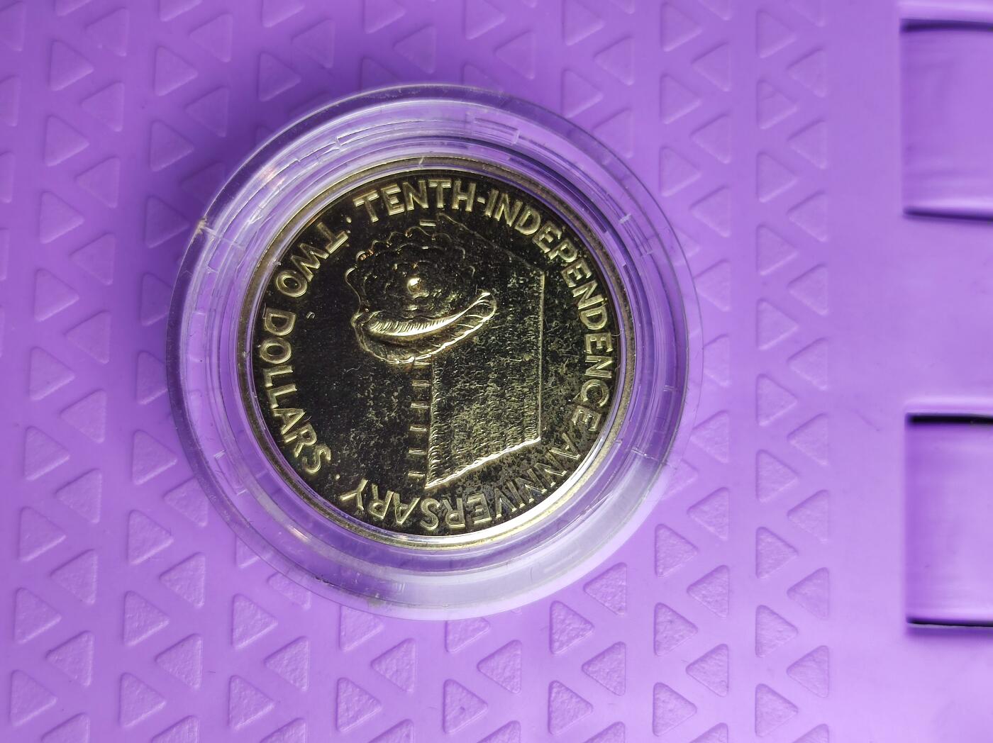基里巴斯1989年独立十周年2元纪念币，厚度3.3mm，少见品种，全网唯一原盒。成色完好，适合收藏。