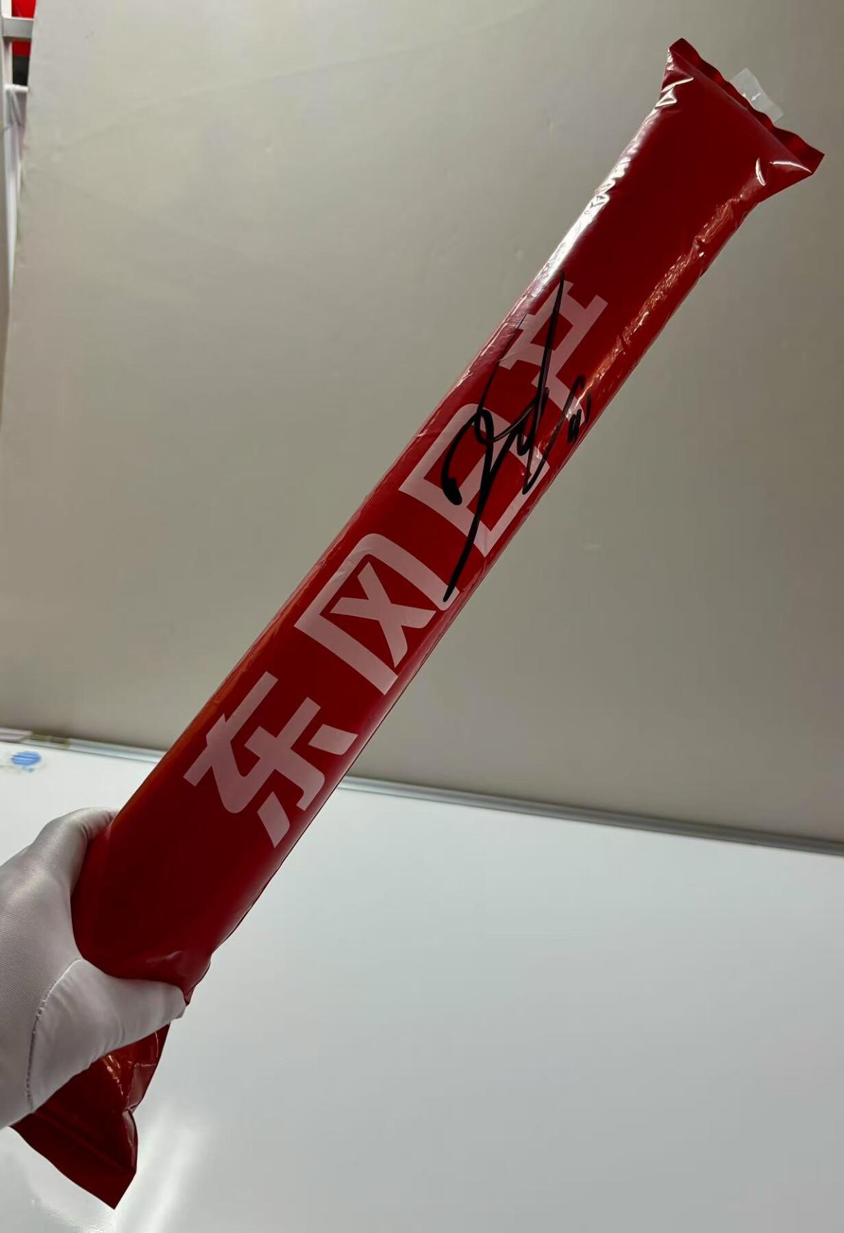 零元拍：2018中国赛球迷日助威棒 NBA明星球员：德克·维尔纳·诺维茨基亲笔签名。注：因为这是充气棒，时间长了会慢慢漏气，这是正常状态，介意勿拍。