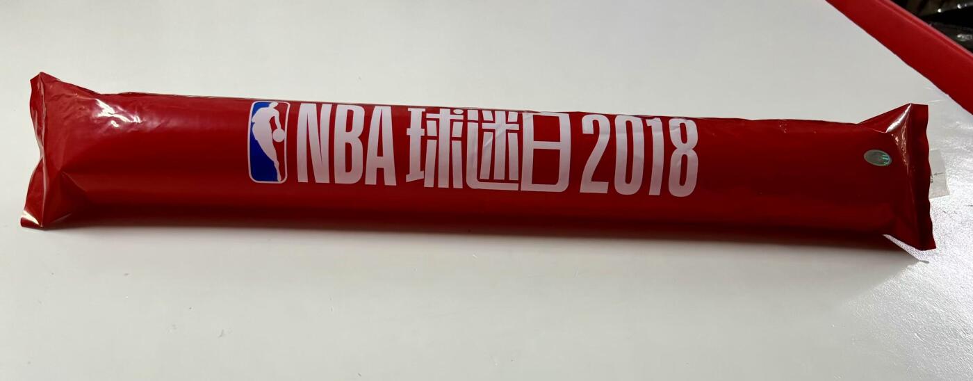 零元拍：2018中国赛球迷日助威棒 NBA明星球员：德克·维尔纳·诺维茨基亲笔签名。注：因为这是充气棒，时间长了会慢慢漏气，这是正常状态，介意勿拍。
